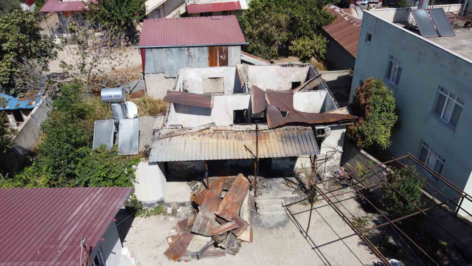 Yangında çocukları kurtardılar, 37 yıllık emek kül oldu