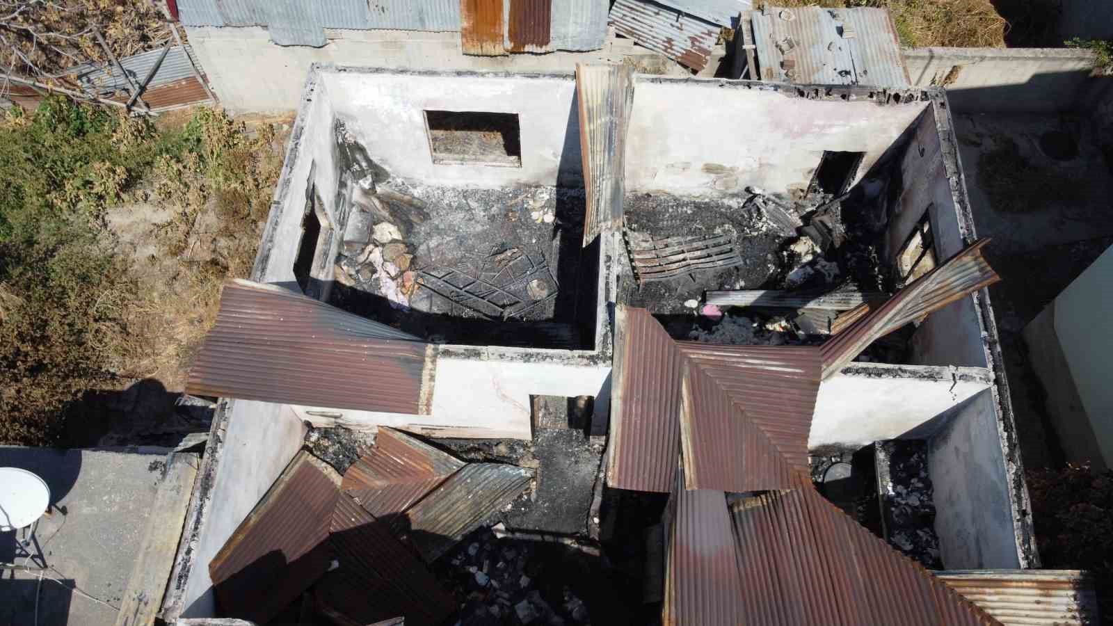 Yangında çocukları kurtardılar, 37 yıllık emek kül oldu