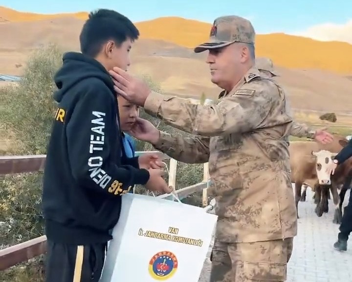 Ulupamir’de jandarma komutanına atlı karşılama