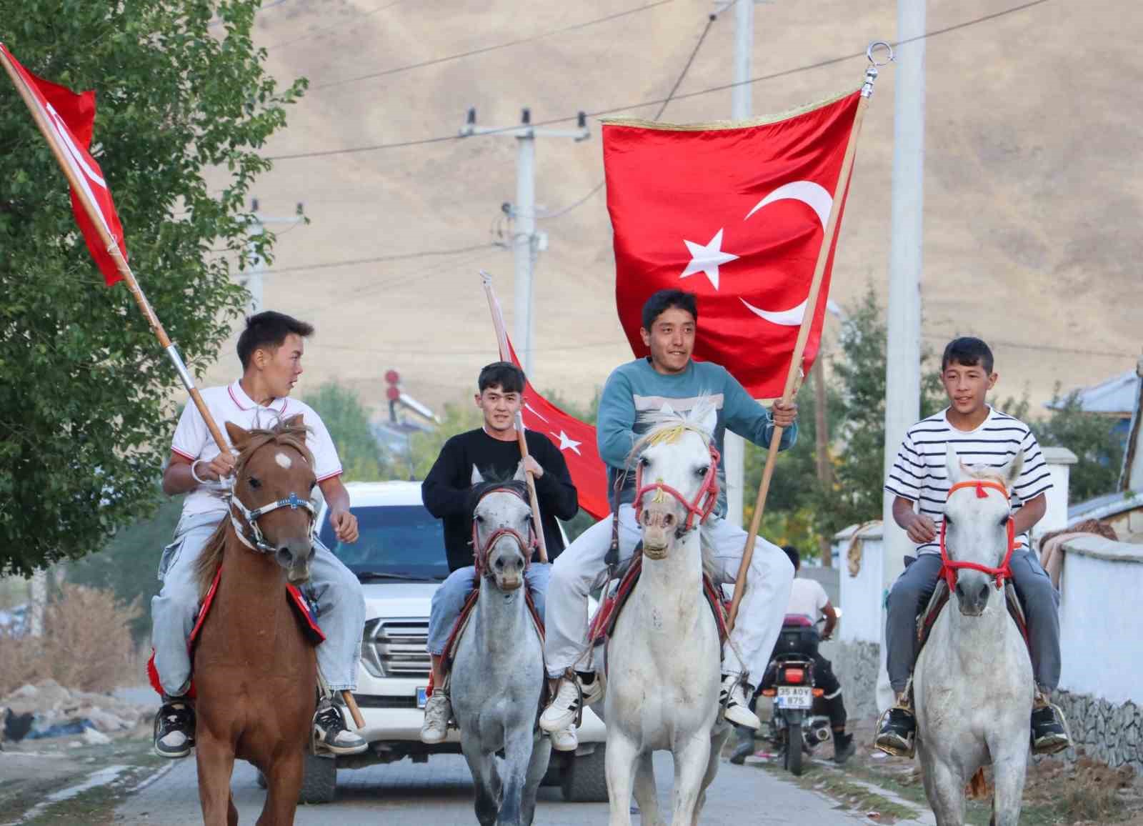 Ulupamir’de jandarma komutanına atlı karşılama