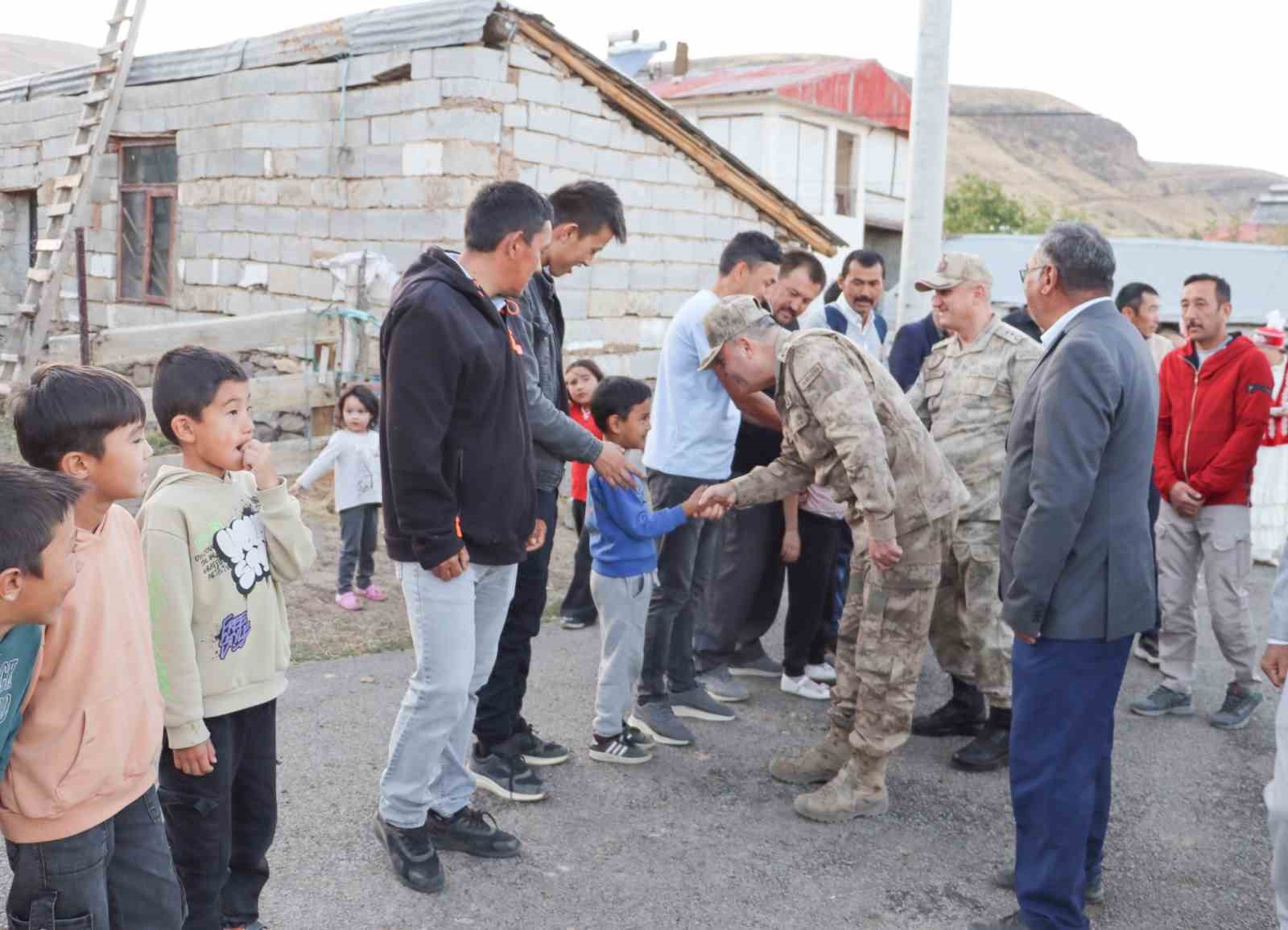 Ulupamir’de jandarma komutanına atlı karşılama