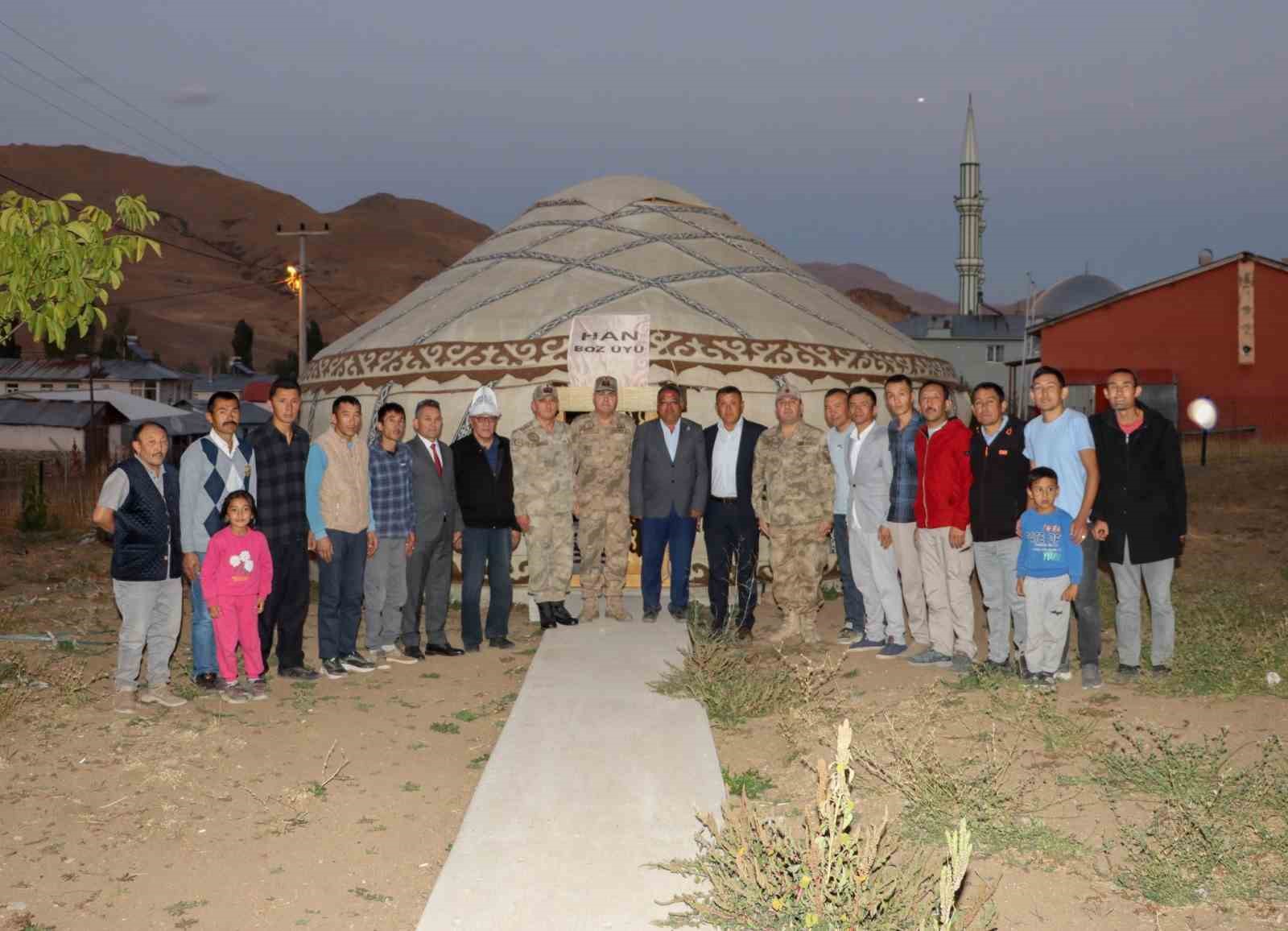 Ulupamir’de jandarma komutanına atlı karşılama