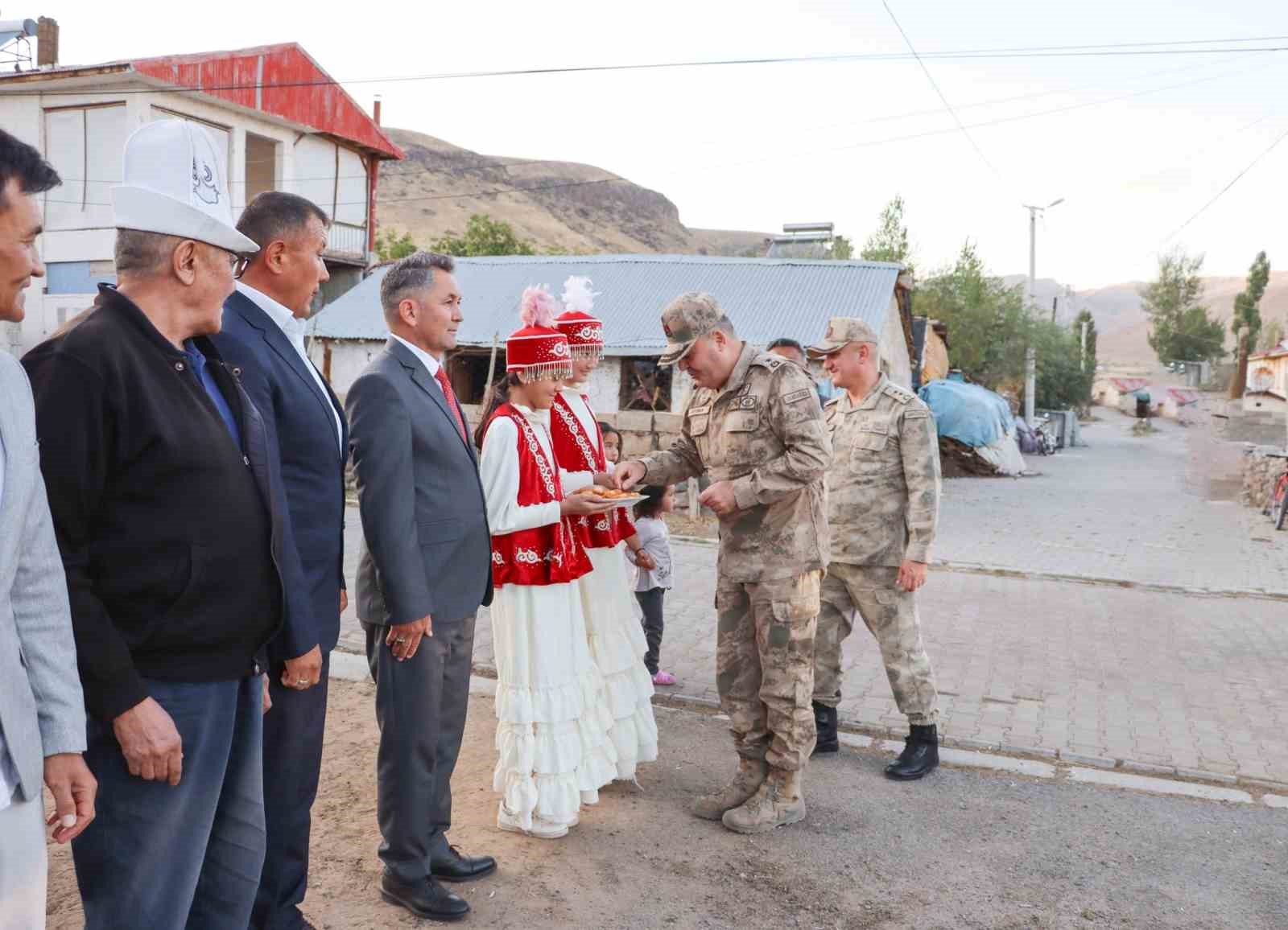 Ulupamir’de jandarma komutanına atlı karşılama