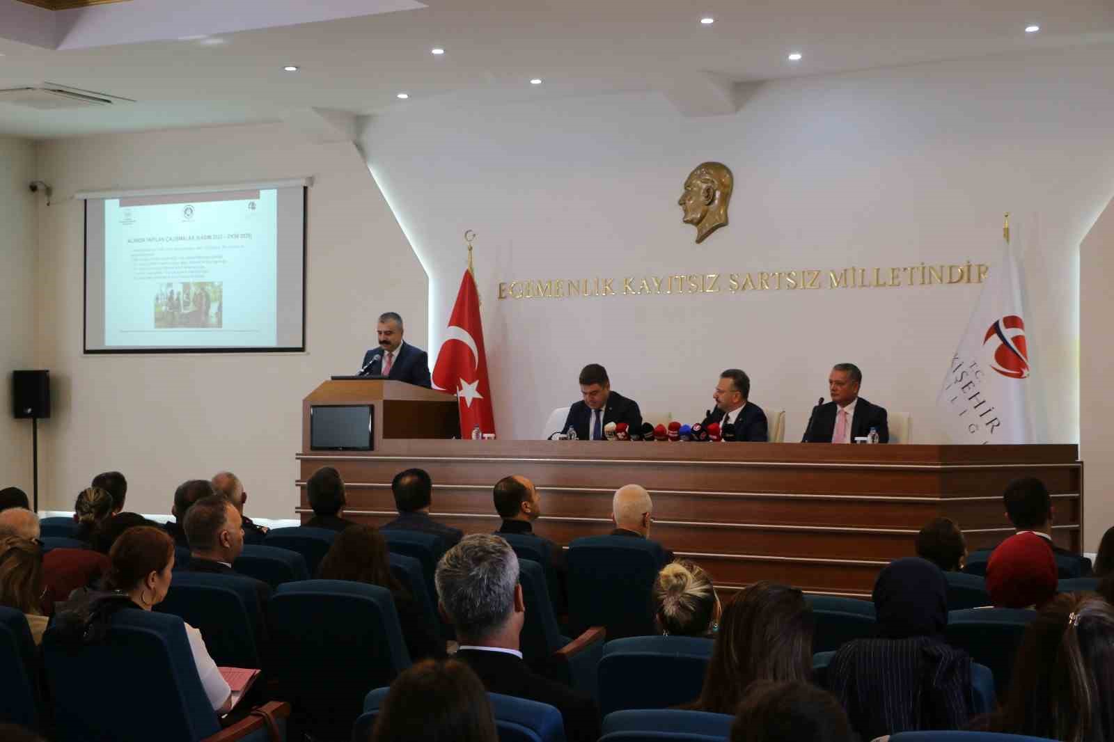 Sokakta dilenen ve okula gitmeyen 176 çocuk eğitime kazandırıldı