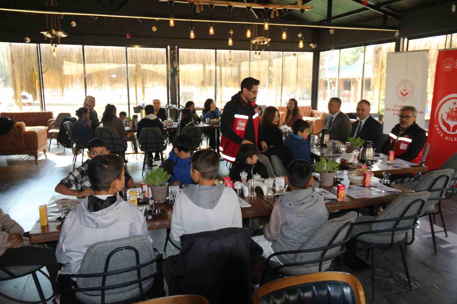 Sokakta dilenen ve okula gitmeyen 176 çocuk eğitime kazandırıldı