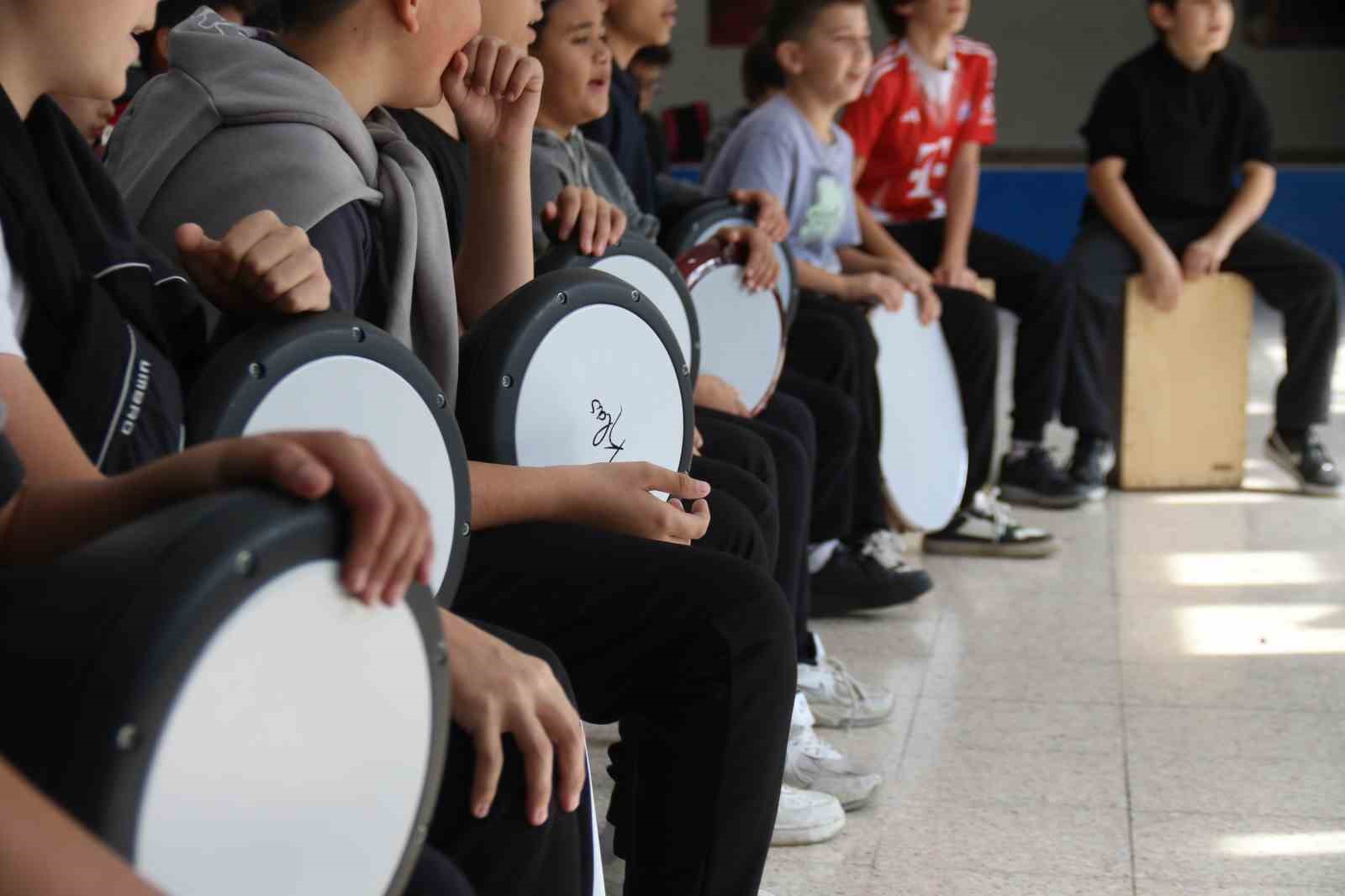 Sokakta dilenen ve okula gitmeyen 176 çocuk eğitime kazandırıldı