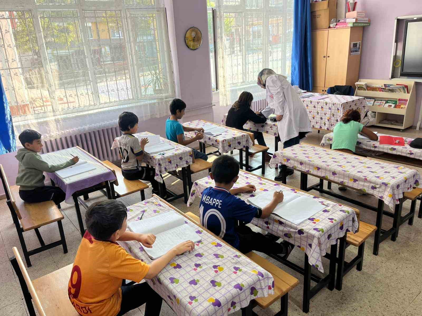 Sokakta dilenen ve okula gitmeyen 176 çocuk eğitime kazandırıldı