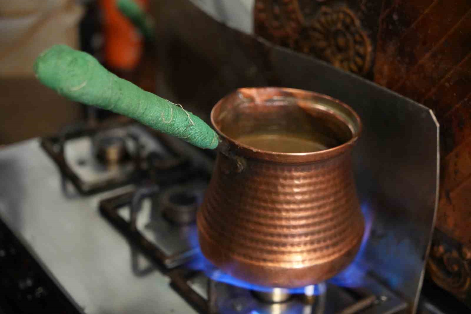 Gaziantep’in köklü lezzetlerinden menengiç kahvesi yoğun ilgi görüyor