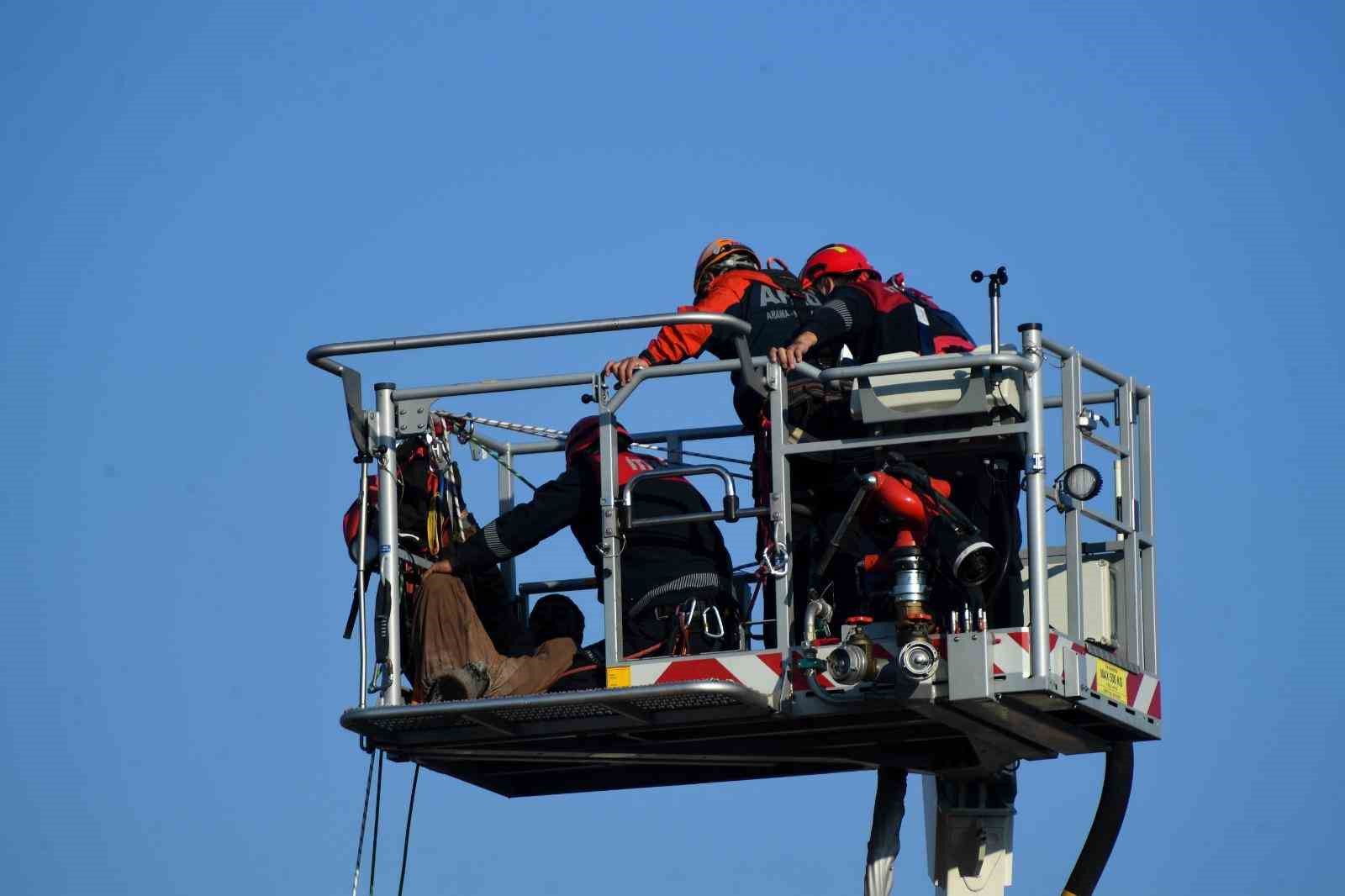 70 metrelik bacada mahsur kalan 2 işçi 4 saatlik operasyonla kurtarıldı