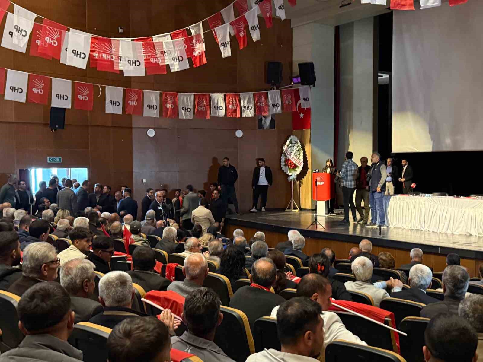CHP İl Kongresi’nde yumruklar havada uçuştu
