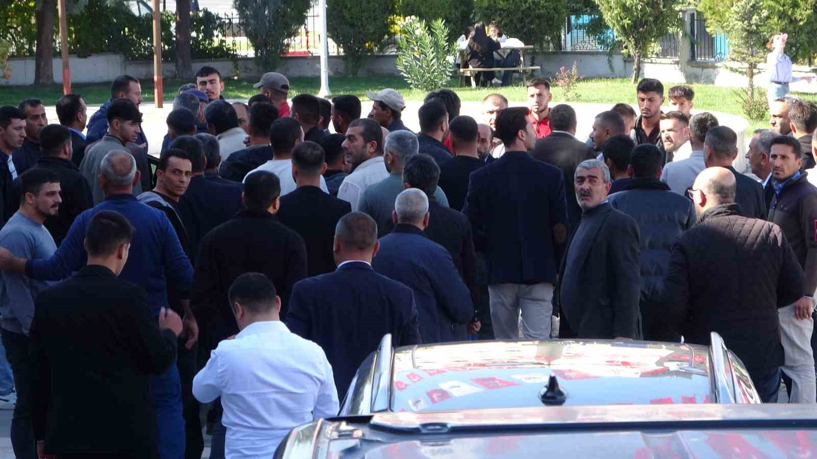 CHP İl Kongresi’nde yumruklar havada uçuştu