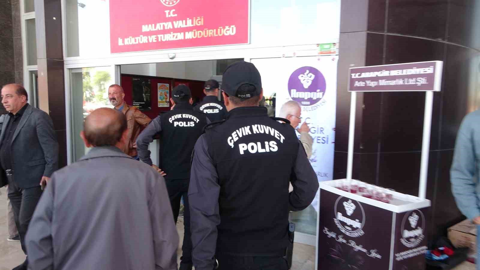 CHP İl Kongresi’nde yumruklar havada uçuştu