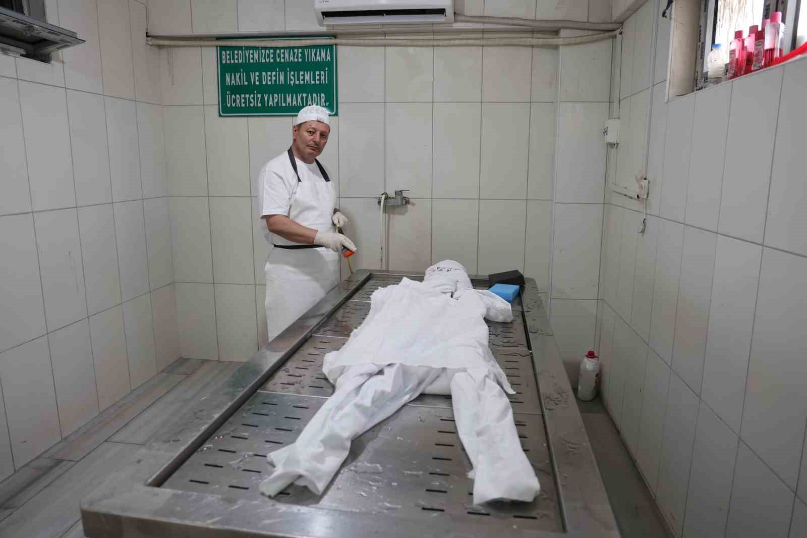 19 yıllık gassal, cenazenin nasıl yıkanacağını uygulamalı olarak anlattı