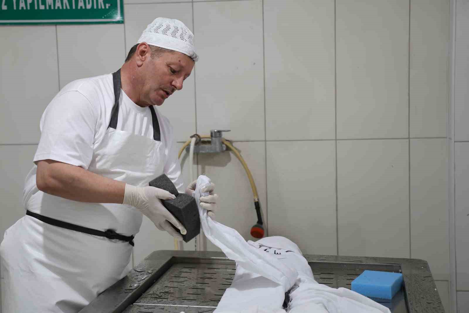 19 yıllık gassal, cenazenin nasıl yıkanacağını uygulamalı olarak anlattı