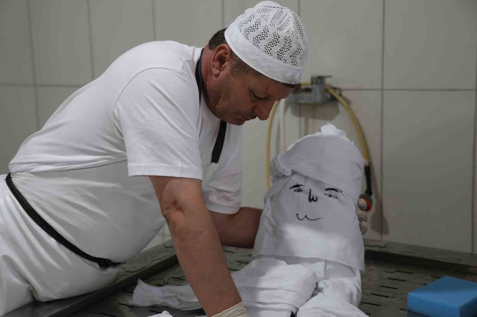 19 yıllık gassal, cenazenin nasıl yıkanacağını uygulamalı olarak anlattı