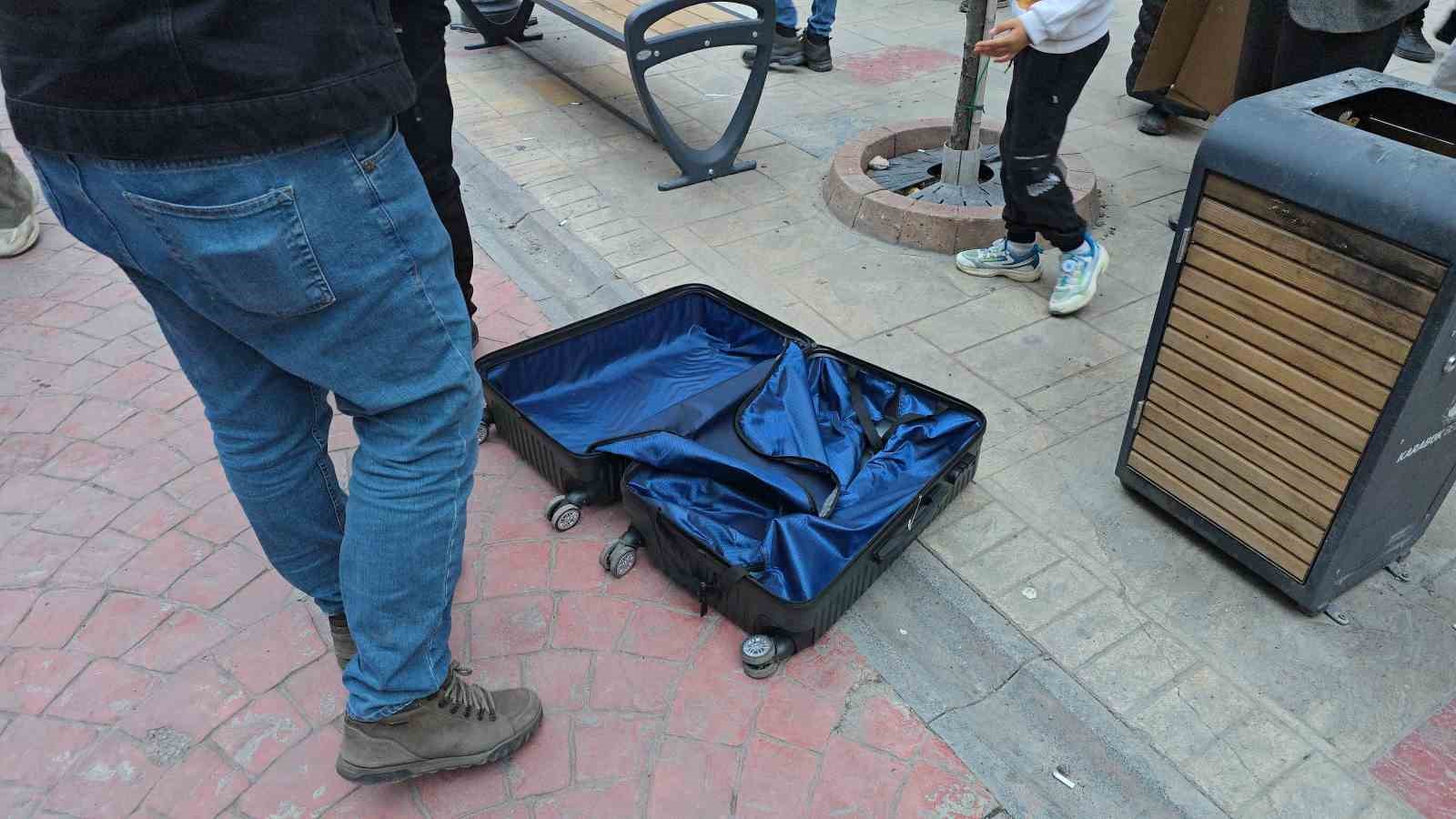 Çöp kutusu yanına bırakılan valiz paniğe neden oldu