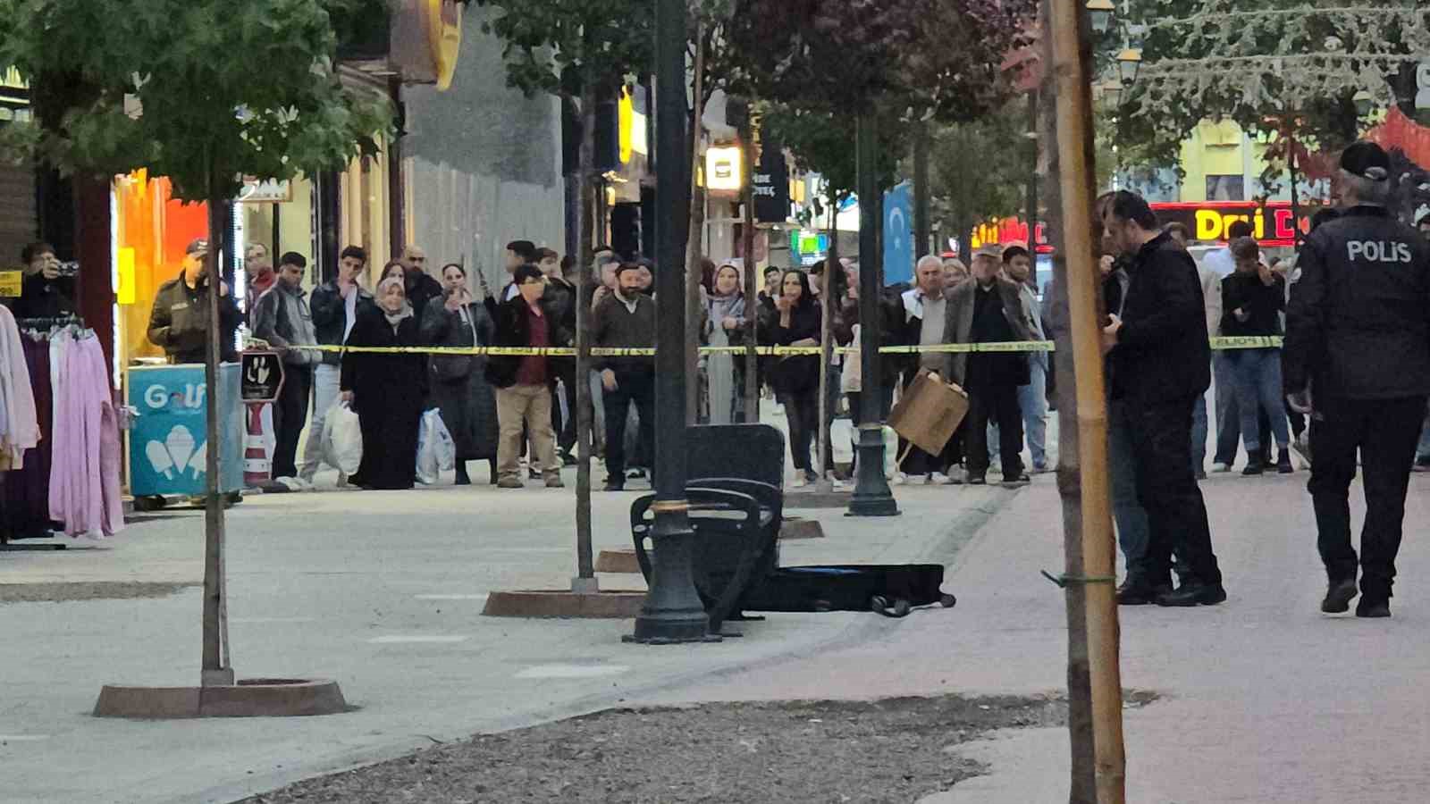 Çöp kutusu yanına bırakılan valiz paniğe neden oldu