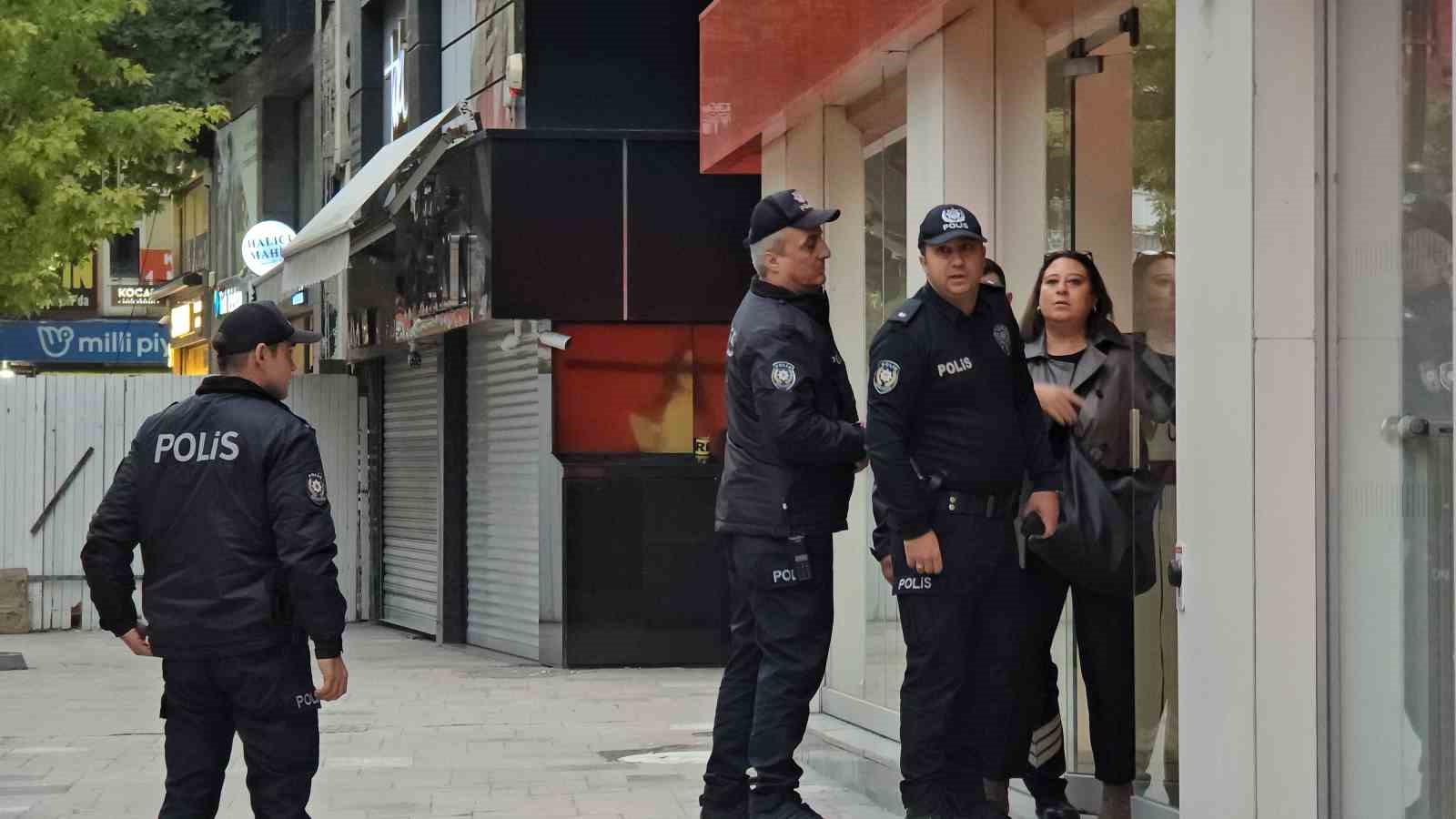 Çöp kutusu yanına bırakılan valiz paniğe neden oldu