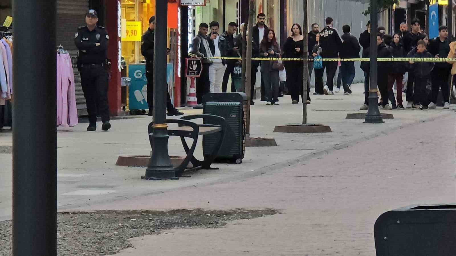 Çöp kutusu yanına bırakılan valiz paniğe neden oldu