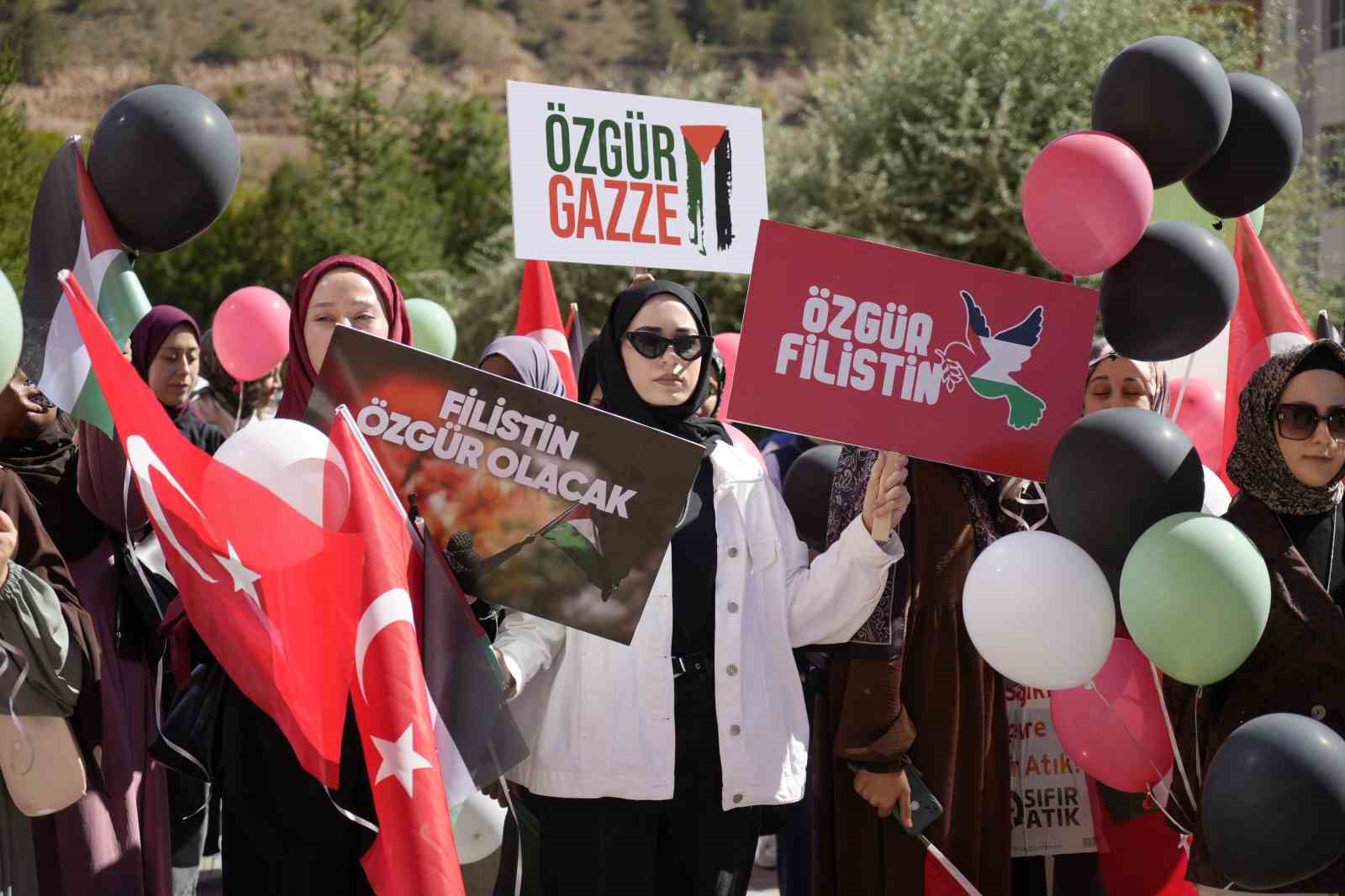 Gümüşhane’de Gazze için balonlar gökyüzüne bırakıldı