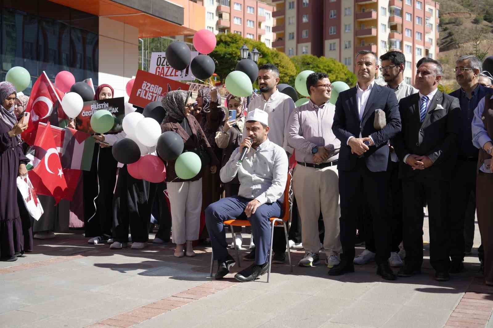 Gümüşhane’de Gazze için balonlar gökyüzüne bırakıldı