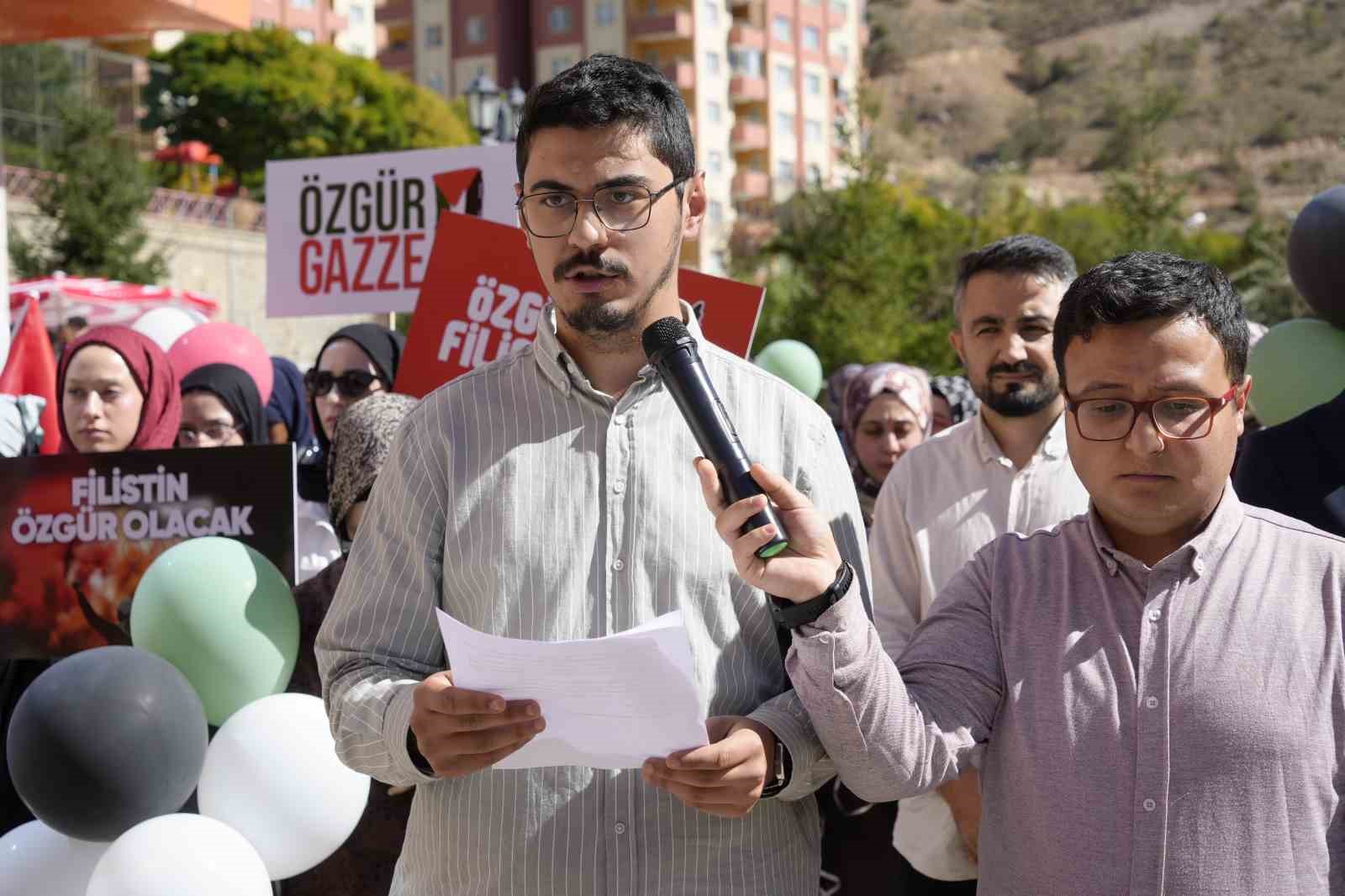 Gümüşhane’de Gazze için balonlar gökyüzüne bırakıldı