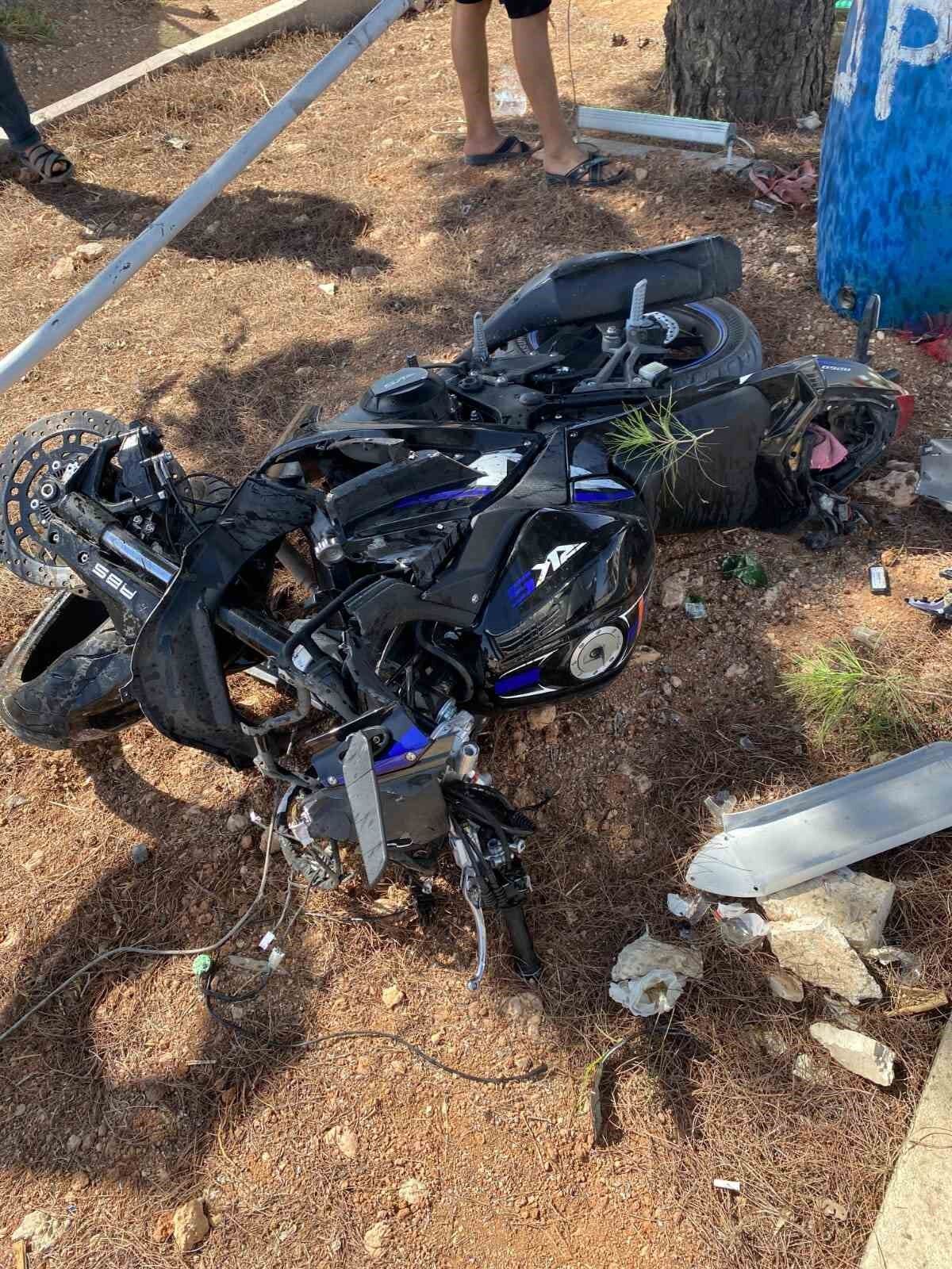 Savrularak yol kenarındaki kaldırıma çarpan motosikletin sürücüsü hayatını kaybetti