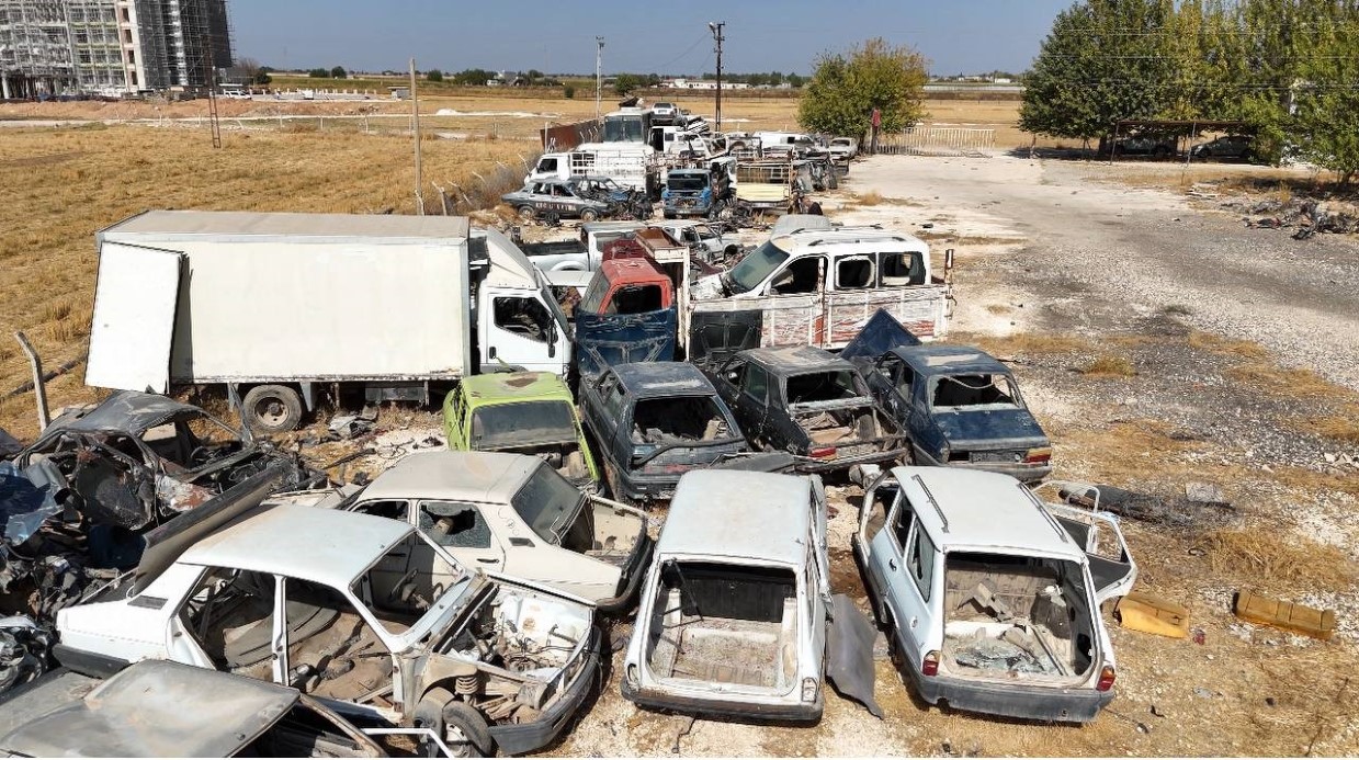 Terk edilen yediemin parkındaki araçlar yağmalandı