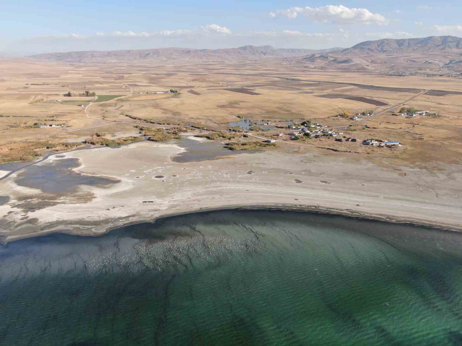 Erçek Gölü’nde su seviyesi gözle görülür şekilde azaldı