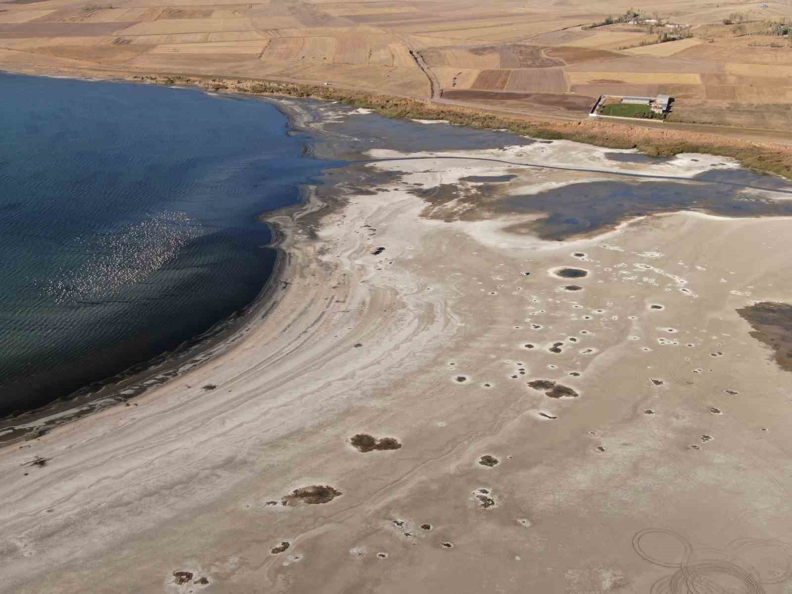 Erçek Gölü’nde su seviyesi gözle görülür şekilde azaldı