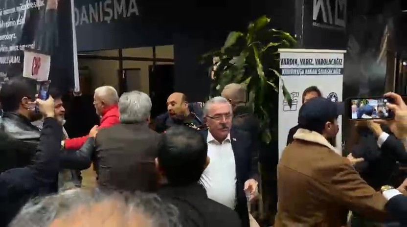 CHP kongresinde basın mensuplarına saldırı