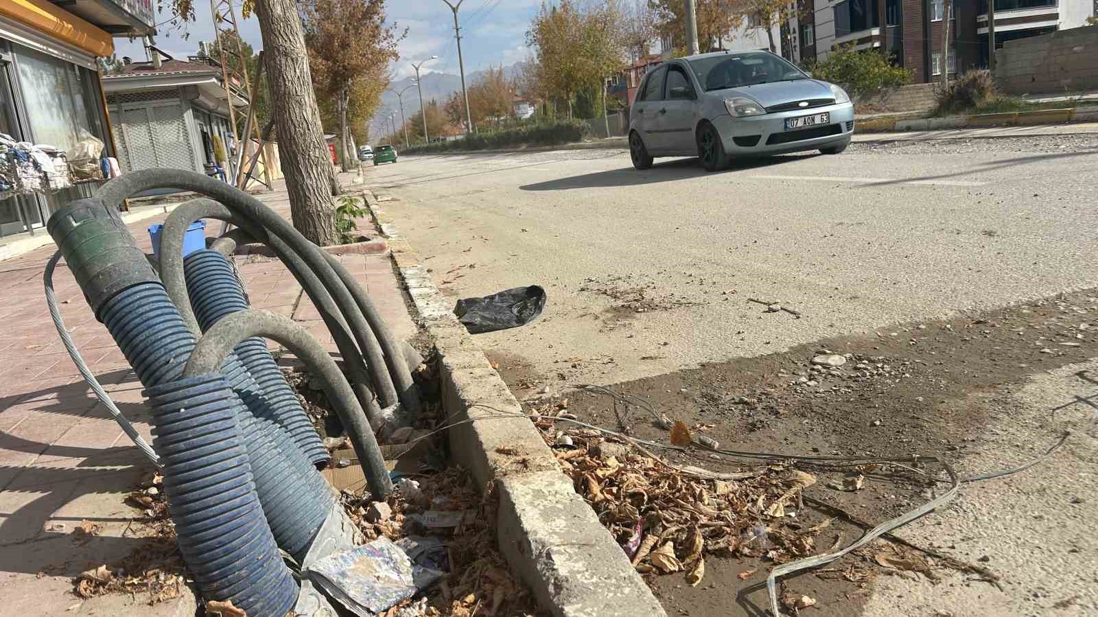 Bozulan yollar iki aydır onarılmayı bekliyor