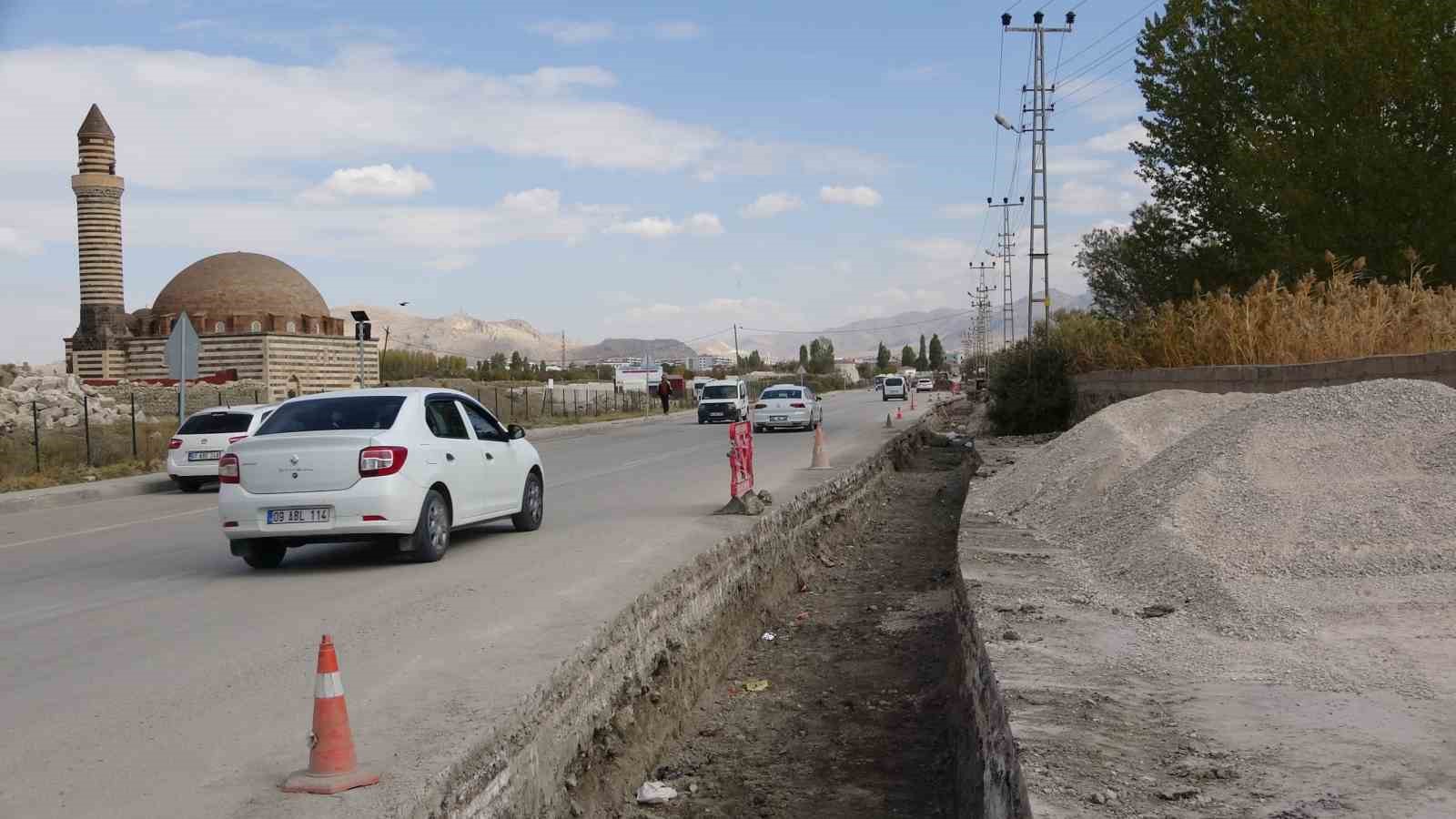 Bozulan yollar iki aydır onarılmayı bekliyor