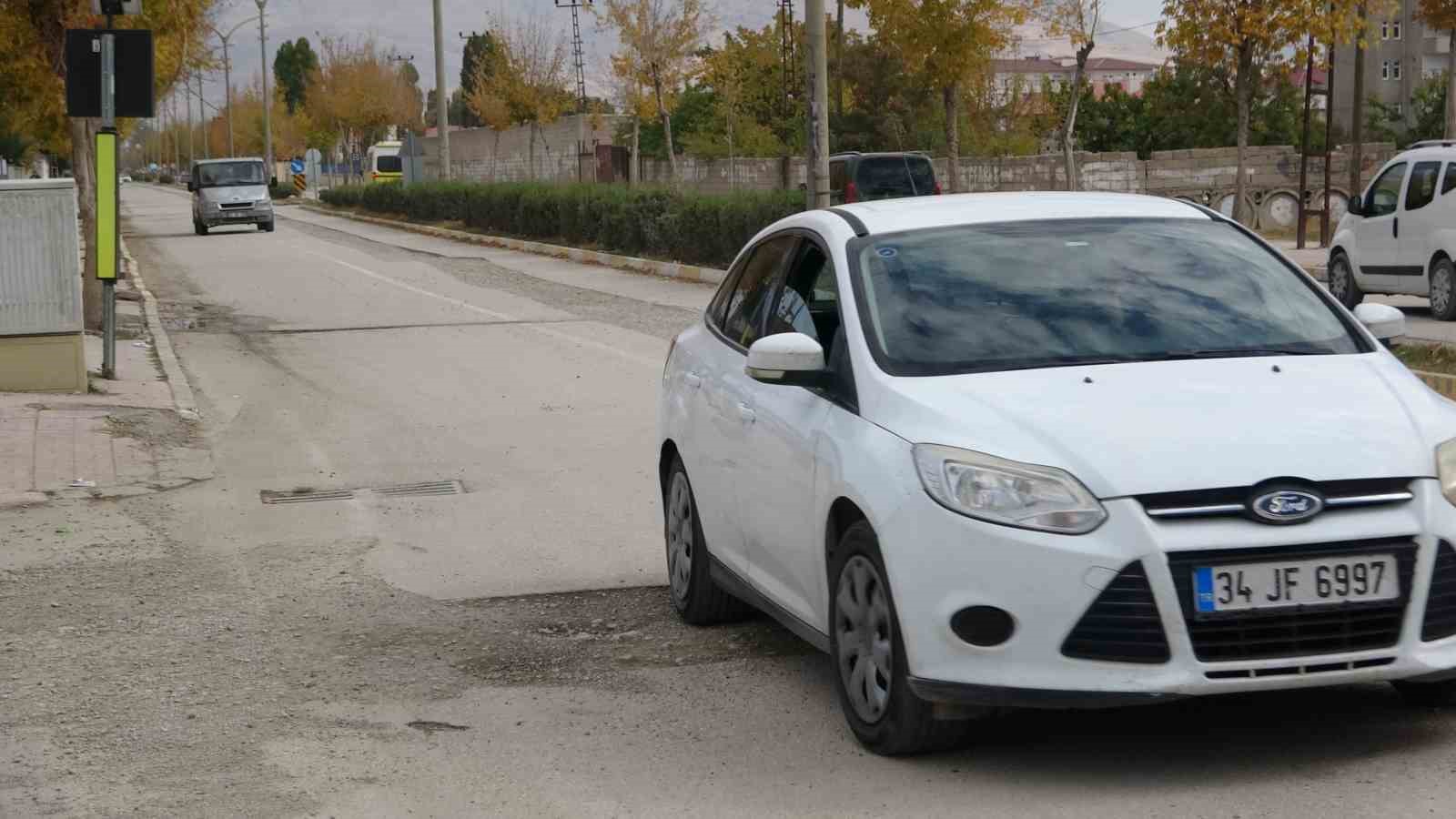 Bozulan yollar iki aydır onarılmayı bekliyor