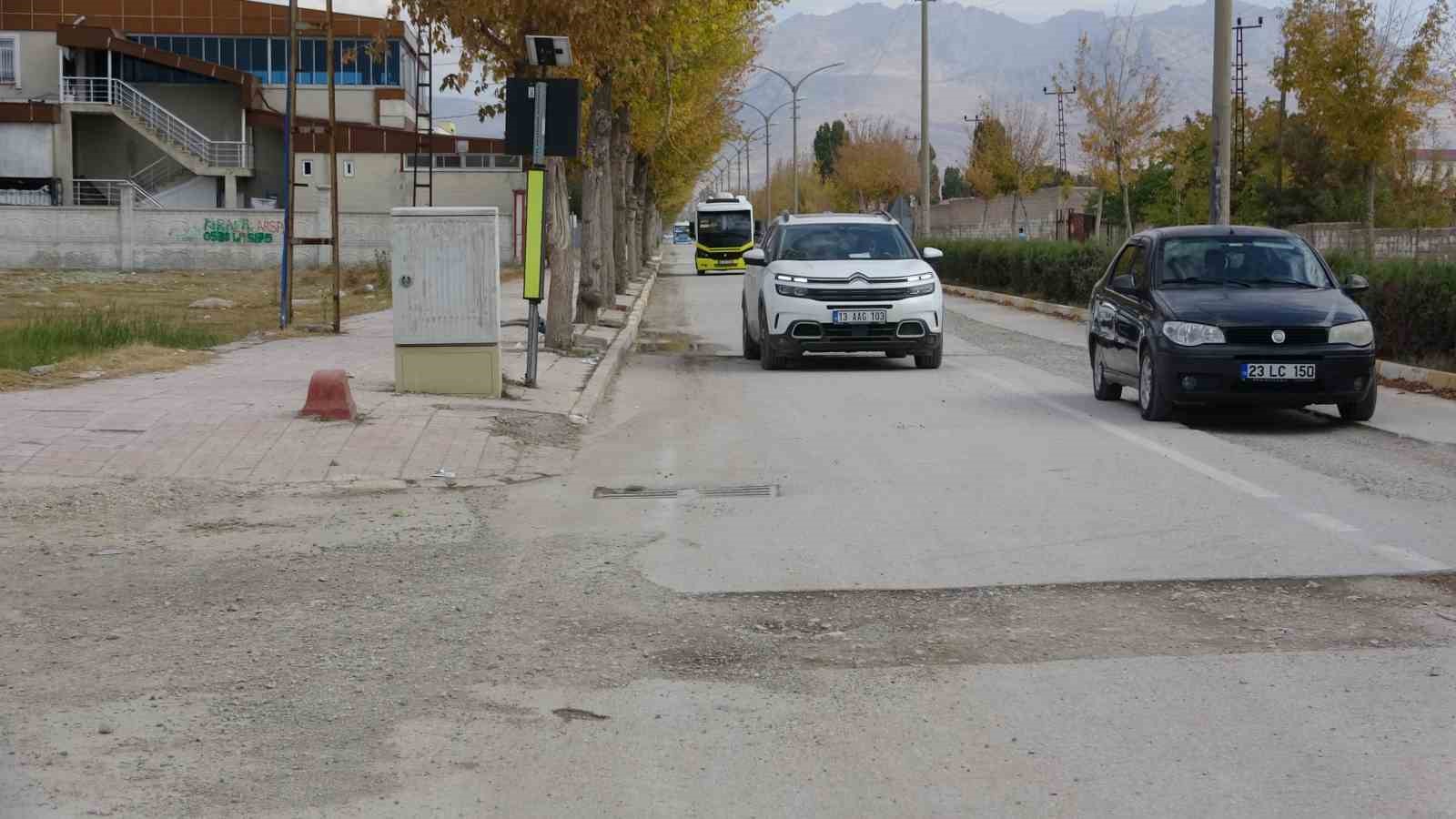Bozulan yollar iki aydır onarılmayı bekliyor