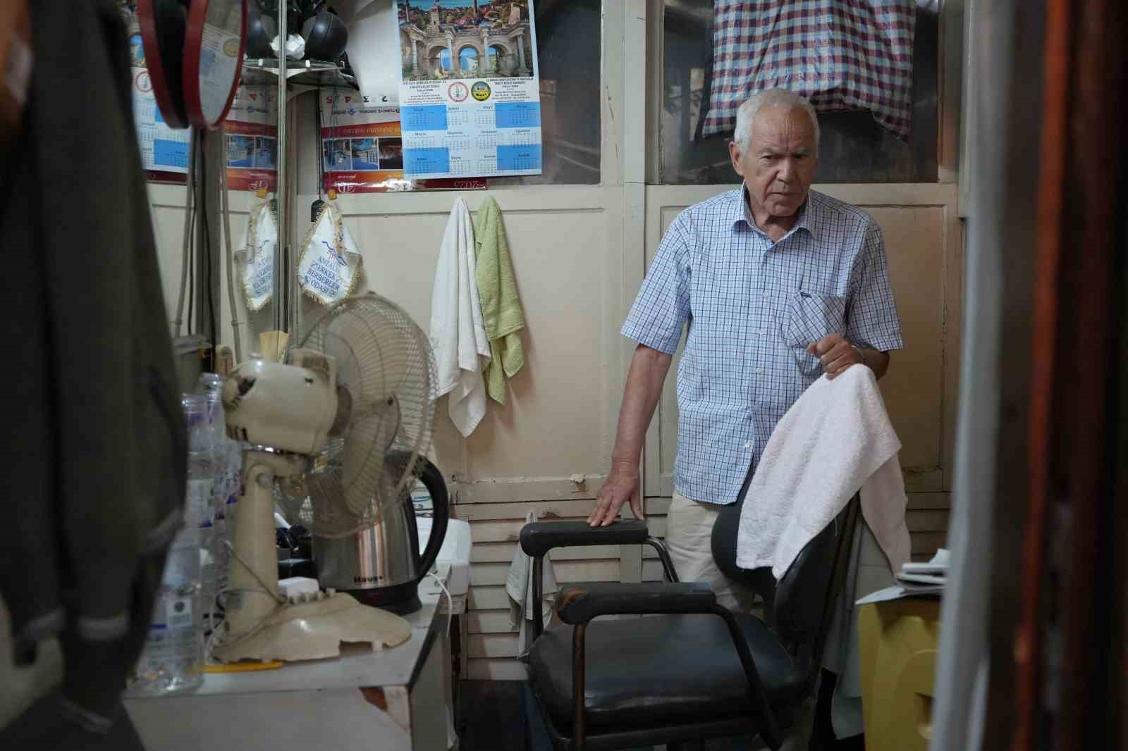 Tek koltuklu dükkanda yarım asırlık zanaat