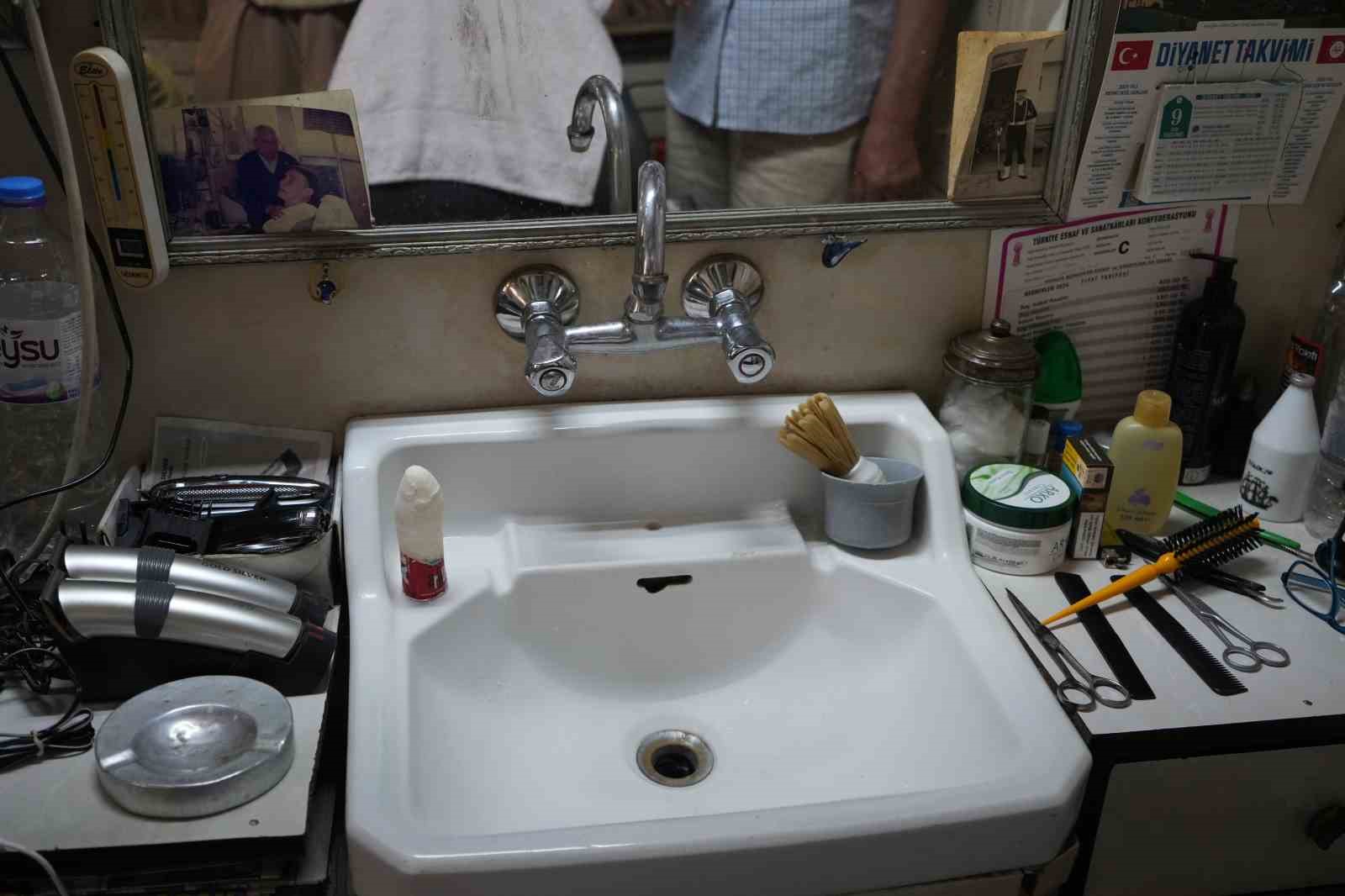 Tek koltuklu dükkanda yarım asırlık zanaat