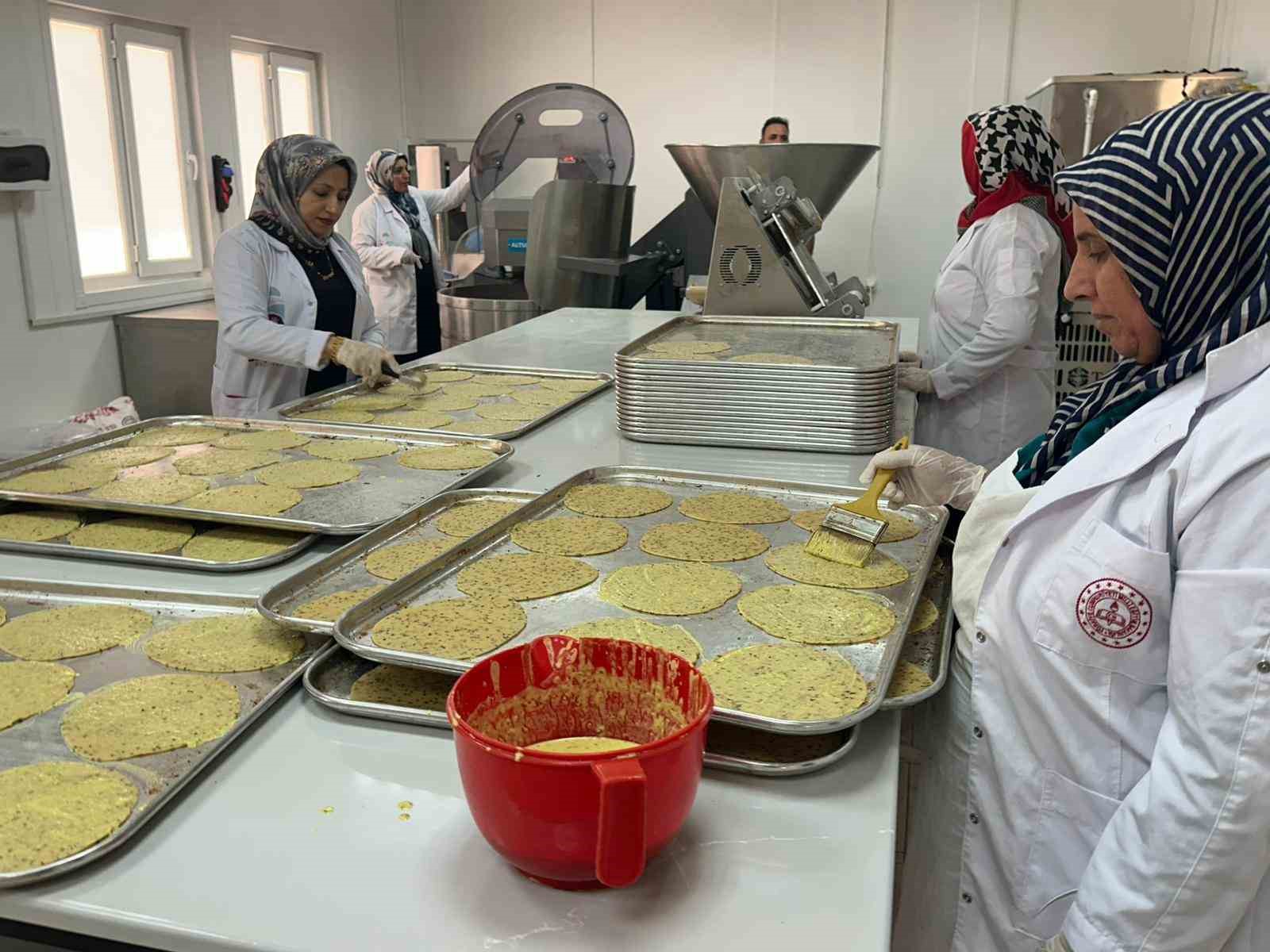 Kadınlar hem kültürlerini yaşatıyor hem de aile ekonomisine katkı sağlıyor