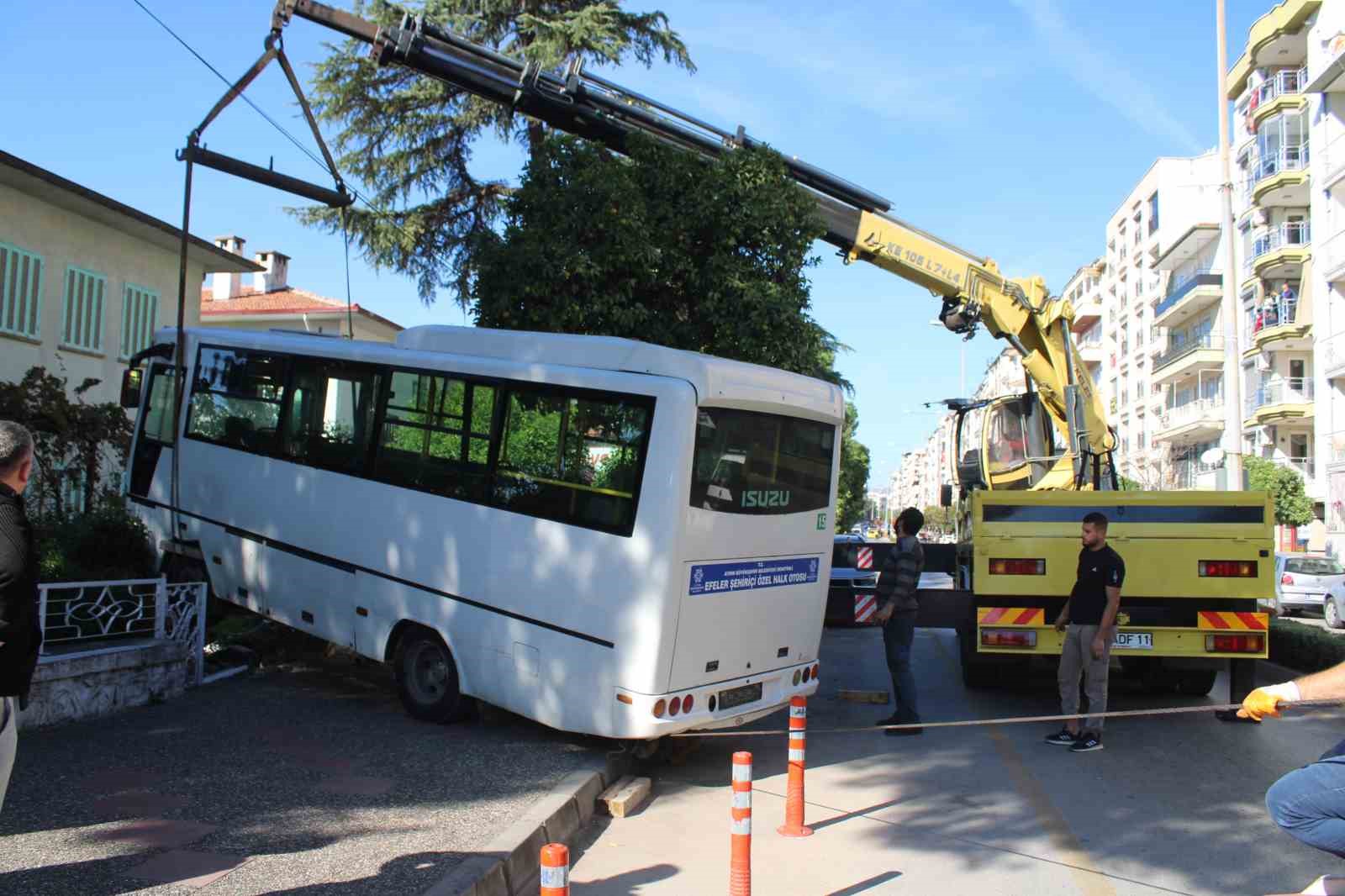 Freni tutmayan minibüs evin bahçesine daldı, facia teğet geçti