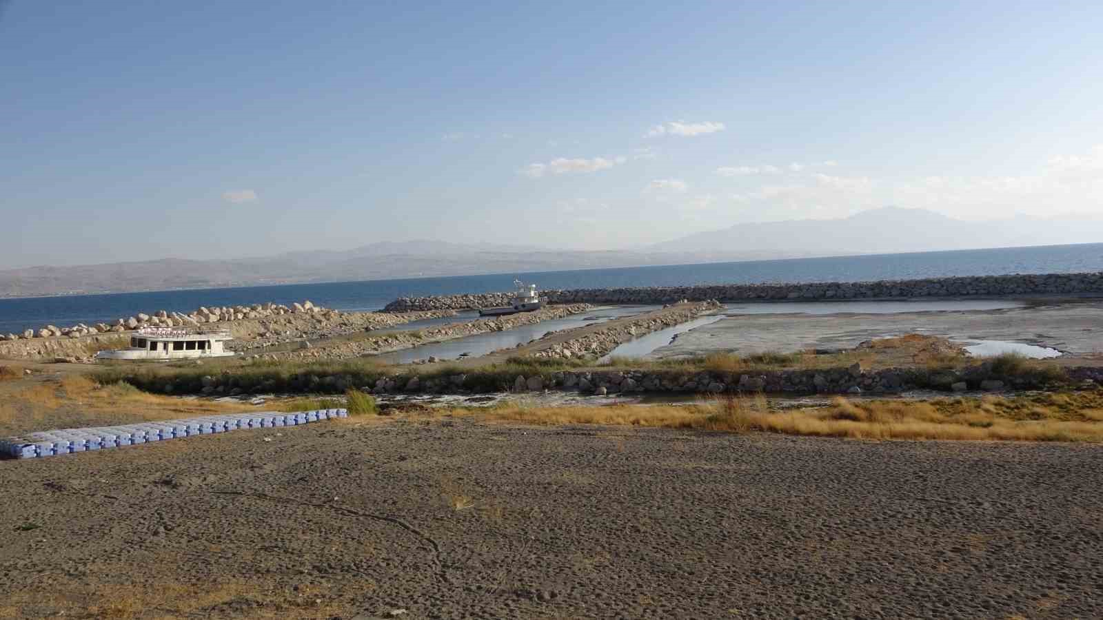 Van Gölü alarm veriyor: 3 kilometreye ulaşan çekilme gölün şeklini değiştirdi