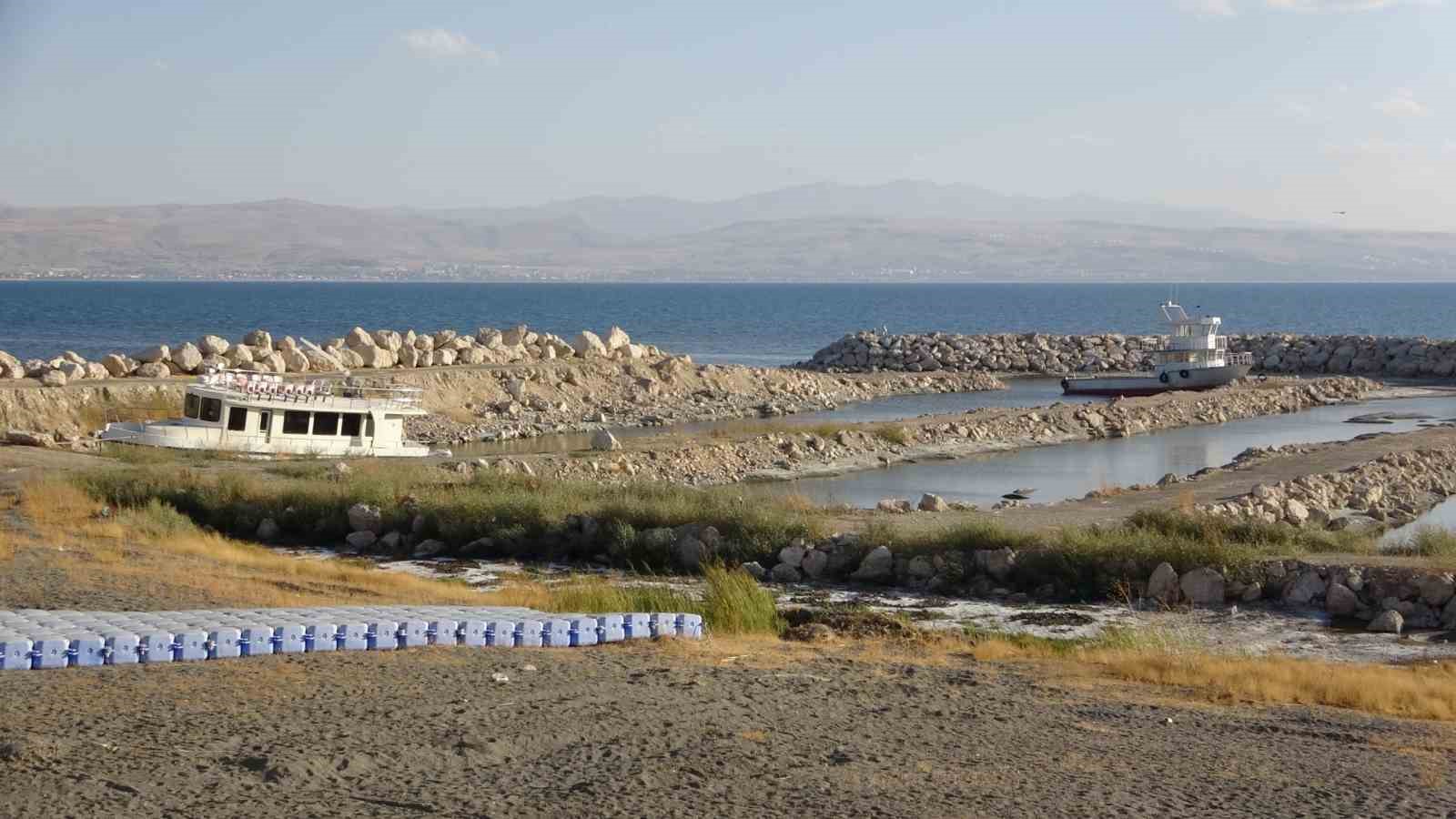 Van Gölü alarm veriyor: 3 kilometreye ulaşan çekilme gölün şeklini değiştirdi