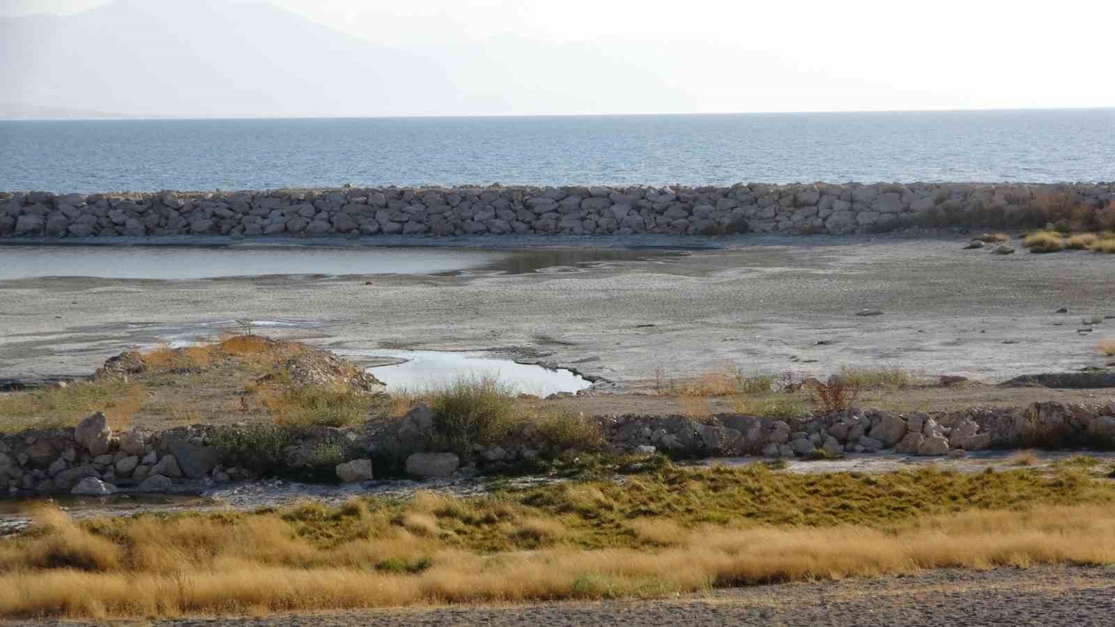 Van Gölü alarm veriyor: 3 kilometreye ulaşan çekilme gölün şeklini değiştirdi