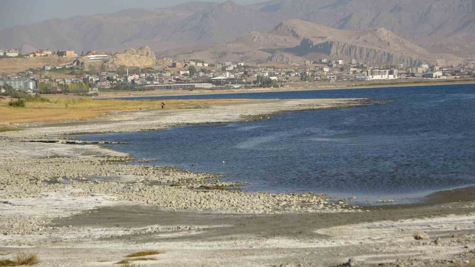 Van Gölü alarm veriyor: 3 kilometreye ulaşan çekilme gölün şeklini değiştirdi