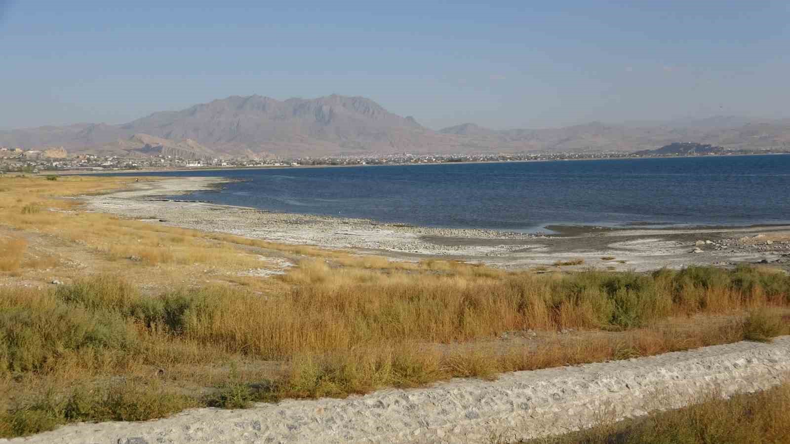 Van Gölü alarm veriyor: 3 kilometreye ulaşan çekilme gölün şeklini değiştirdi