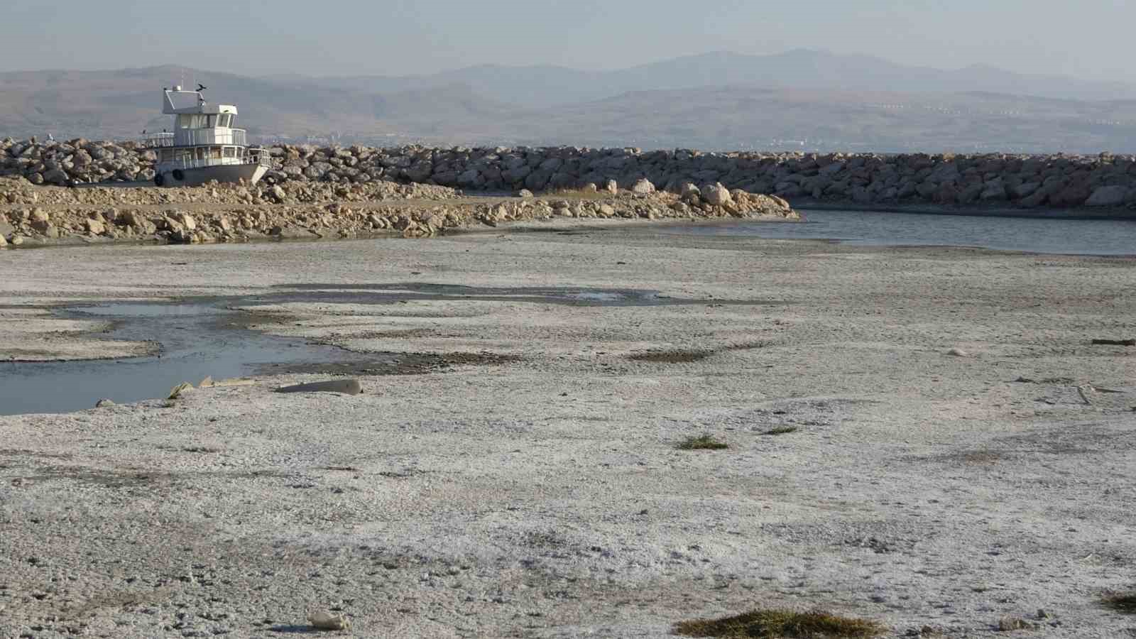 Van Gölü alarm veriyor: 3 kilometreye ulaşan çekilme gölün şeklini değiştirdi