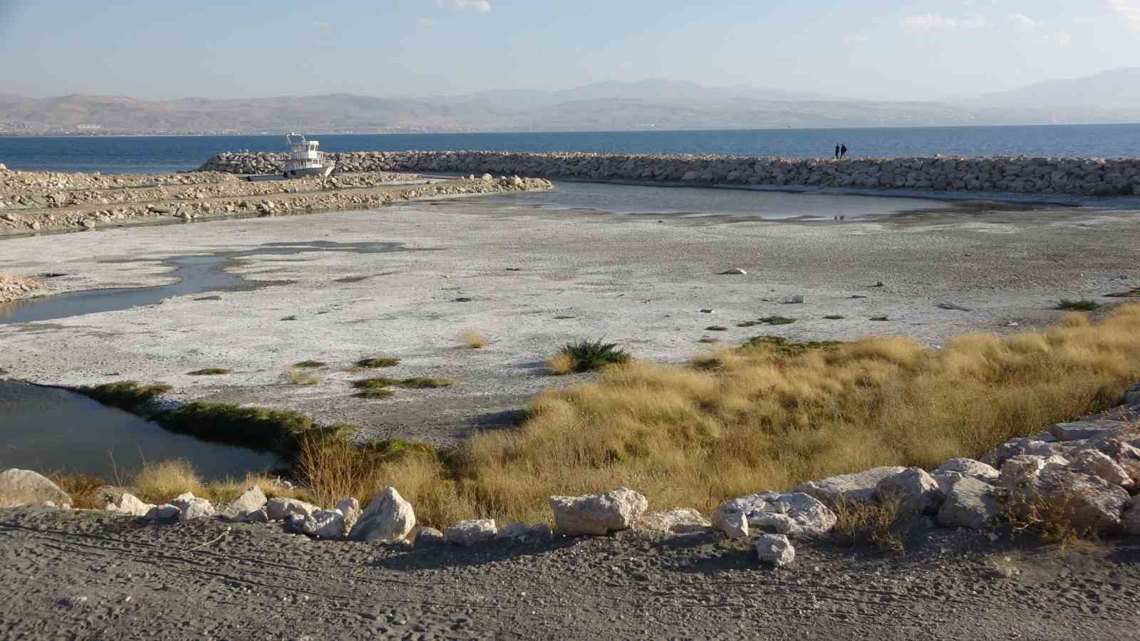 Van Gölü alarm veriyor: 3 kilometreye ulaşan çekilme gölün şeklini değiştirdi