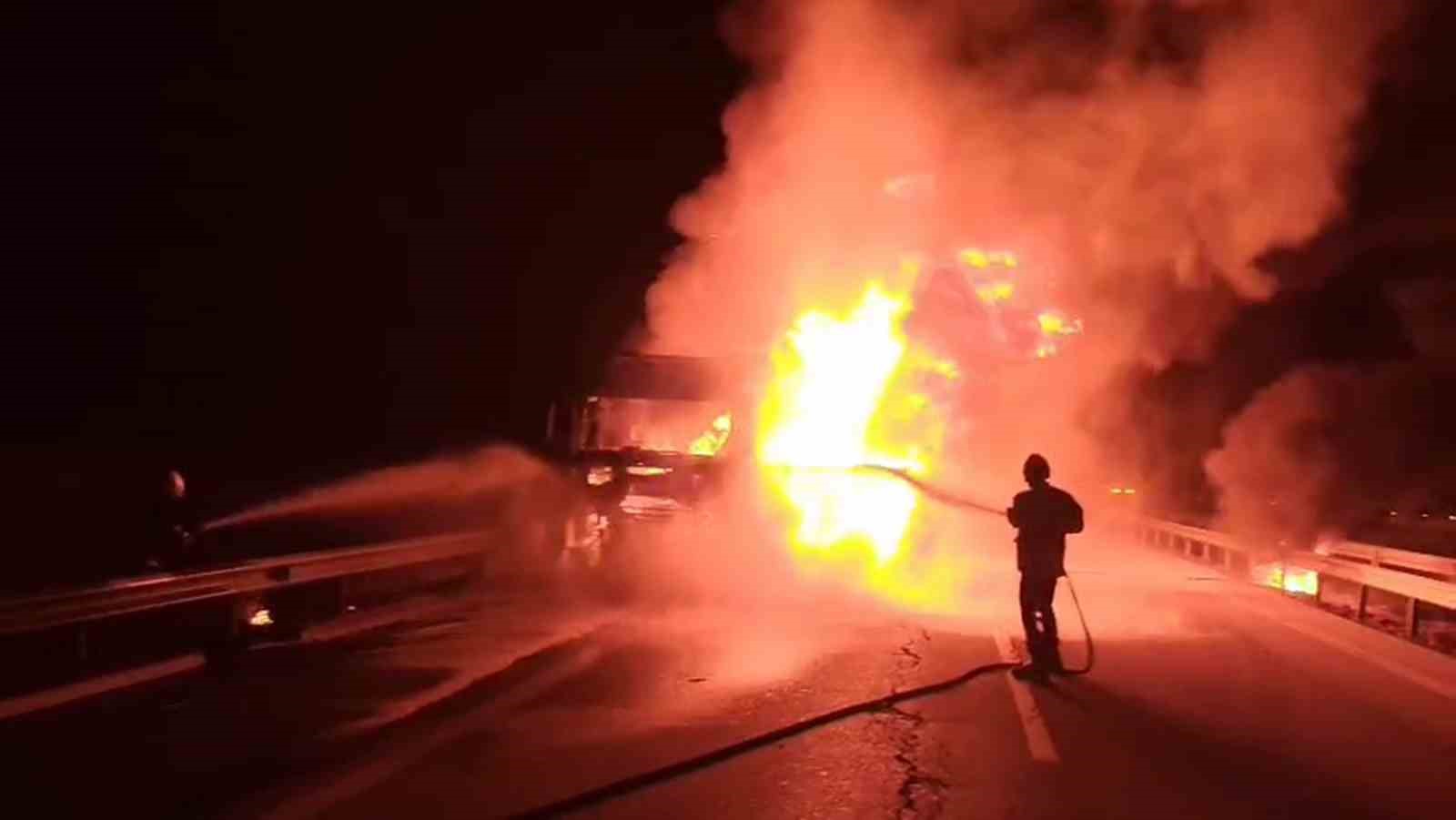 Seyir halindeki tır alevlere teslim oldu