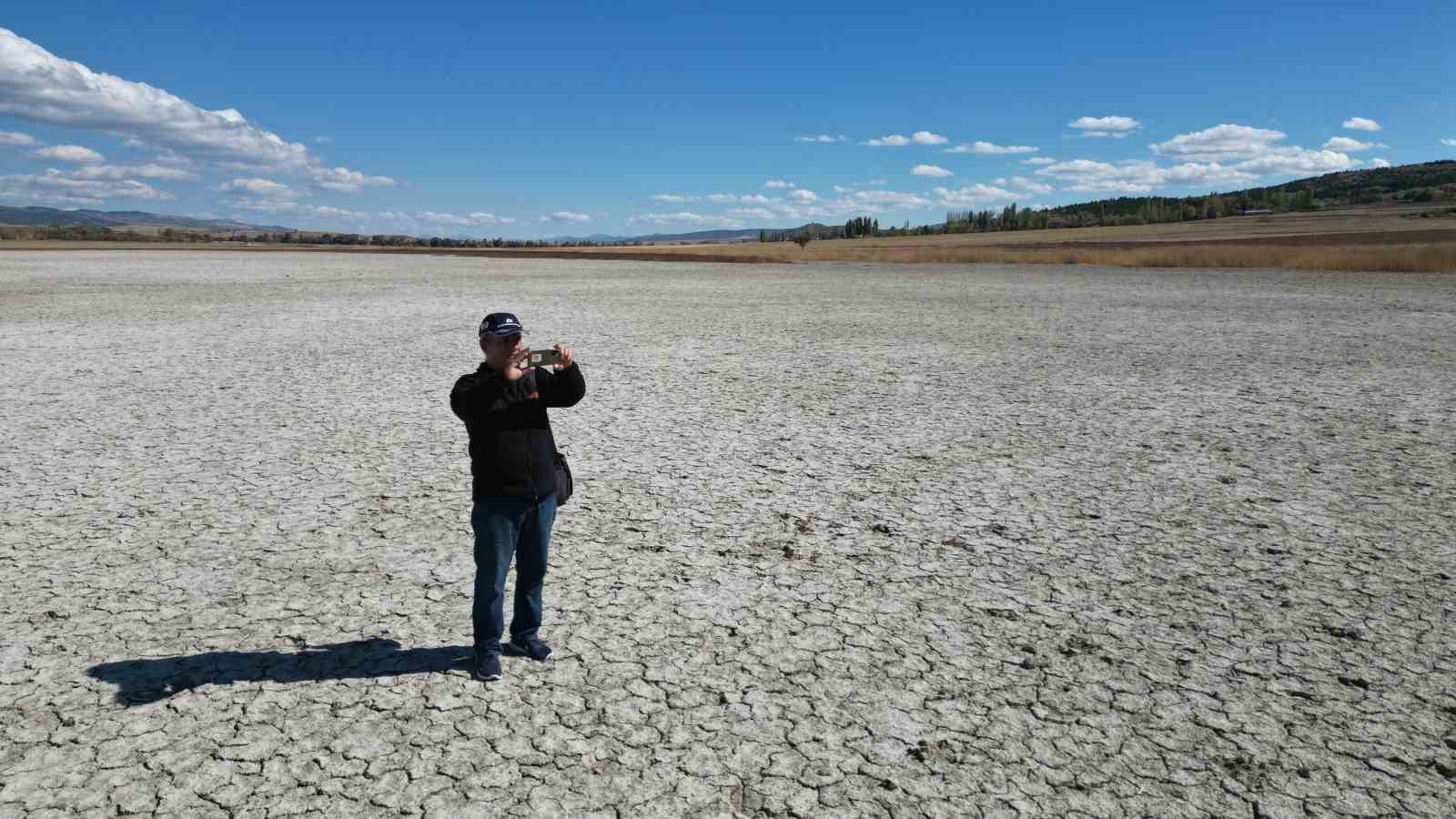 Kuşların dans ettiği Uylubağı göleti kuraklık nedeniyle çorak zemine dönüştü