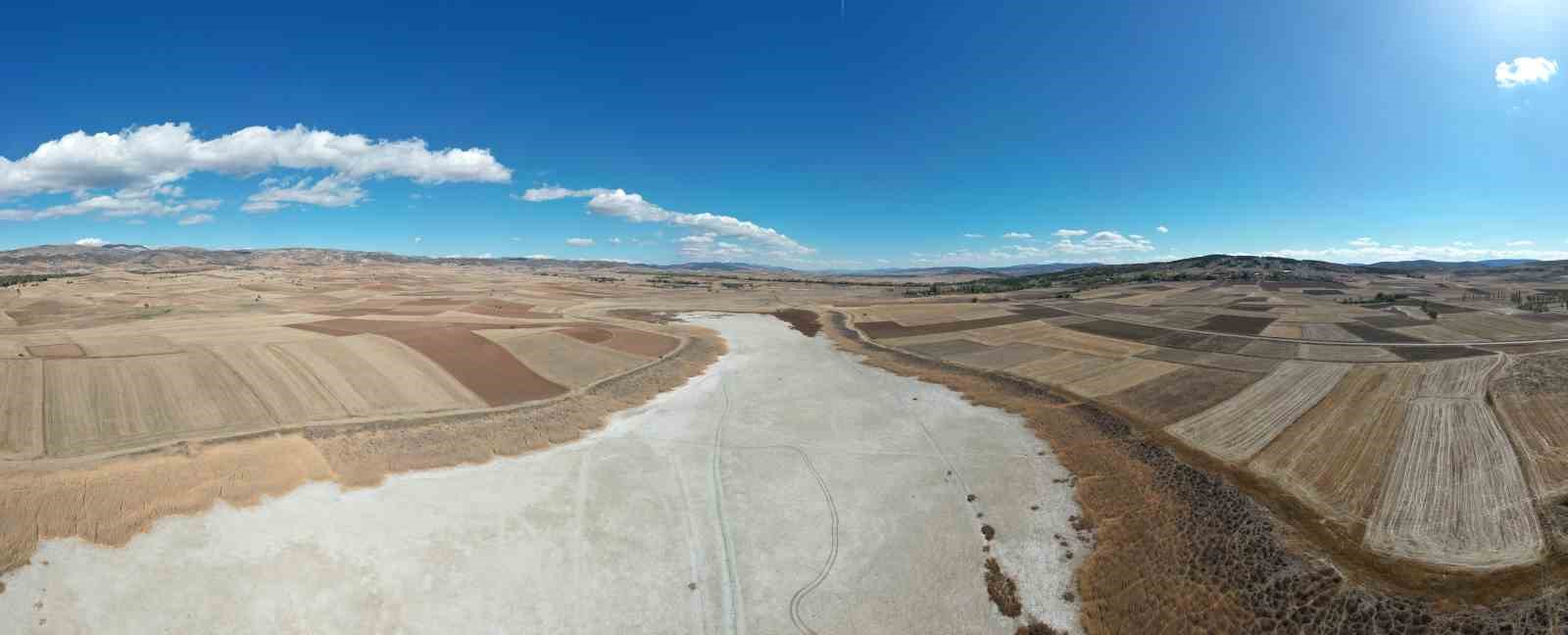 Kuşların dans ettiği Uylubağı göleti kuraklık nedeniyle çorak zemine dönüştü