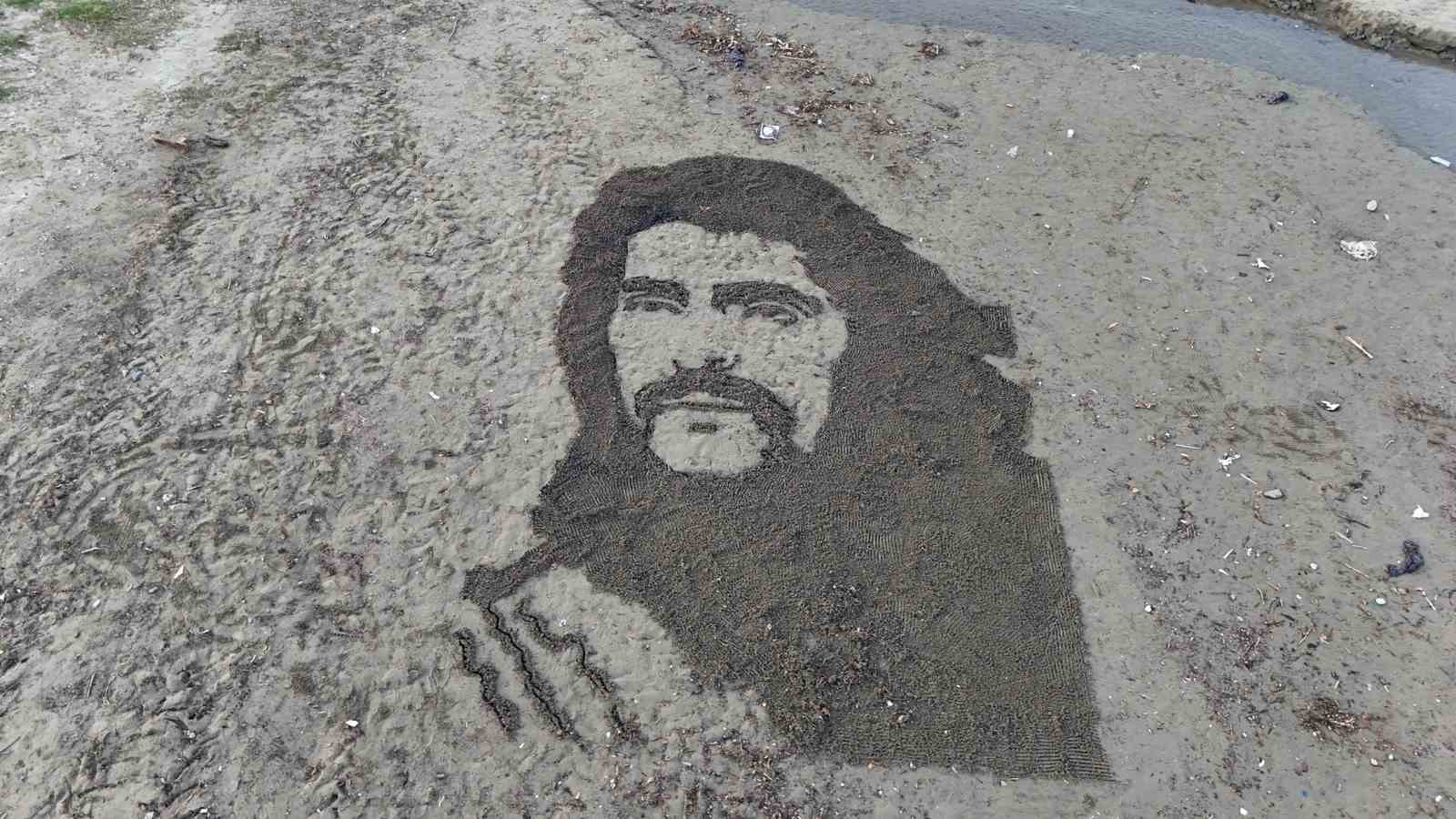 Barış Manço’nun resmini tırmıkla Alanya sahillerine işledi